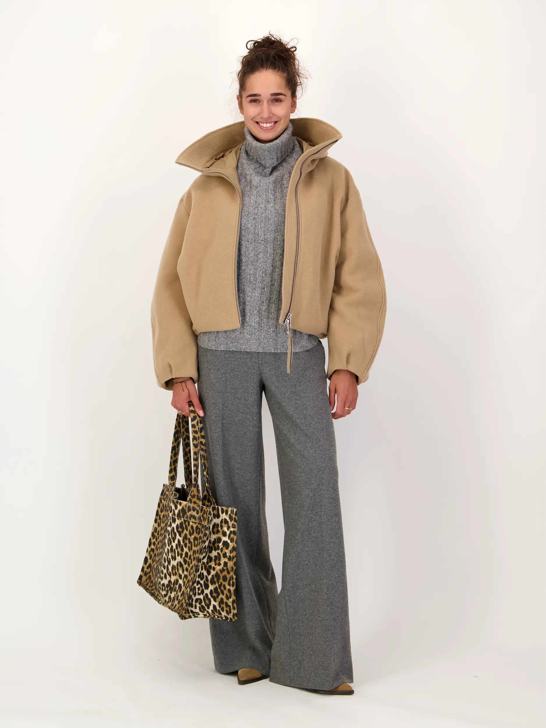 Pullunder aus Kaschmir - Artikel Teil eines Outfits getragen von einem Modell - Farbe: Grau