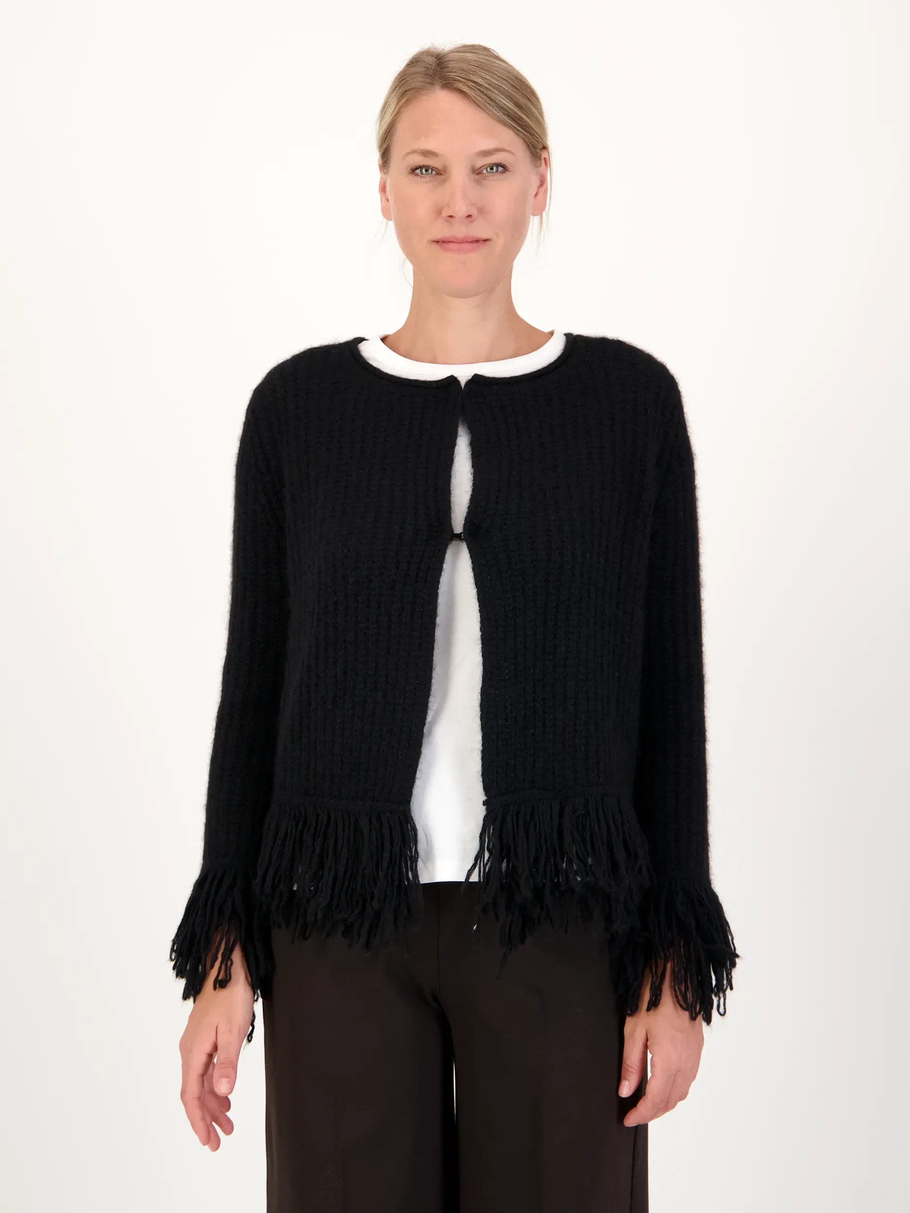 Strickjacke aus Kaschmir mit Fransen - Artikel Vorderseite getragen von einem Modell - Farbe: Schwarz