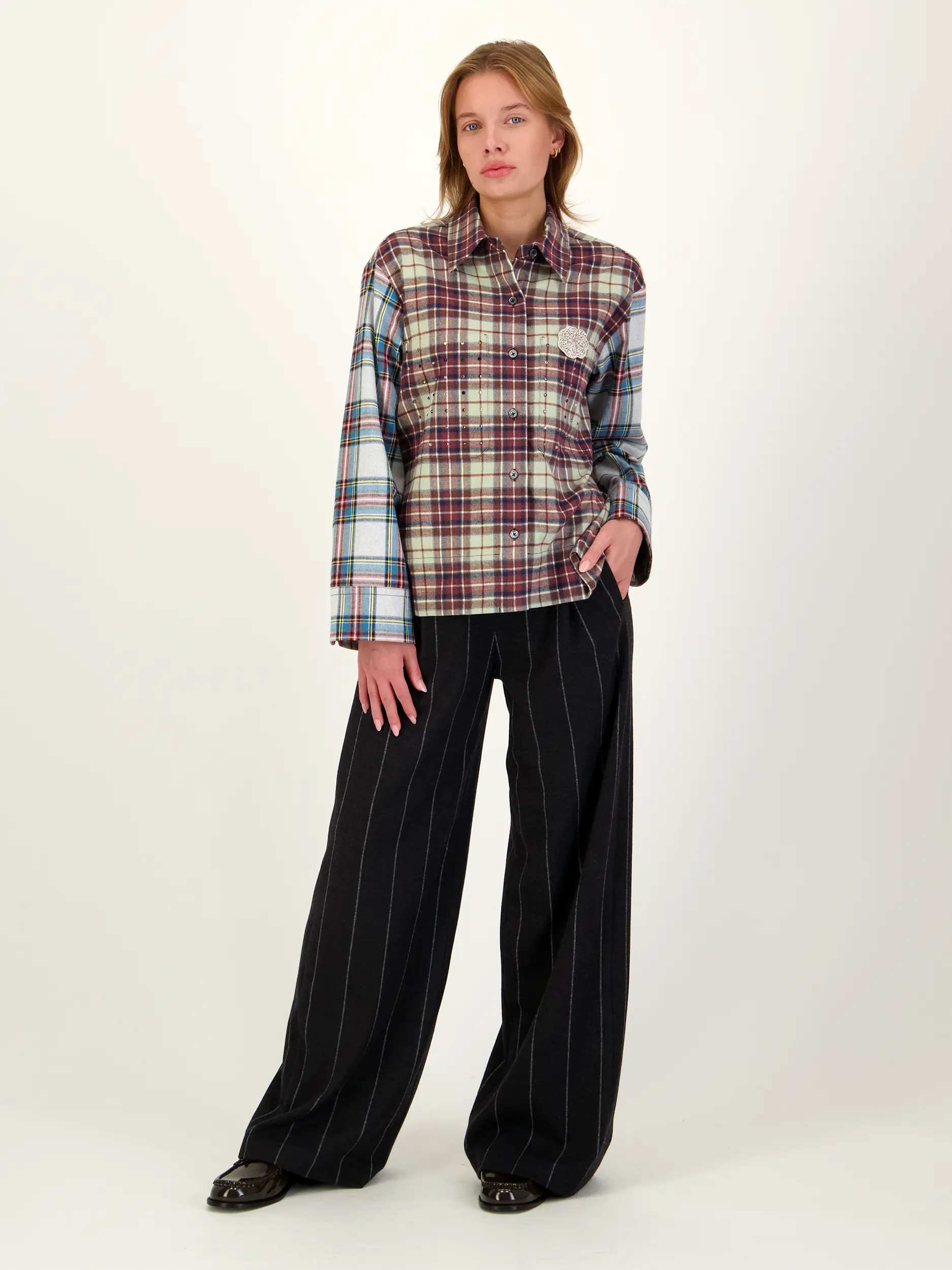 Gestreifte Wollhose - Artikel Teil eines Outfits getragen von einem Modell - Farbe: Grau
