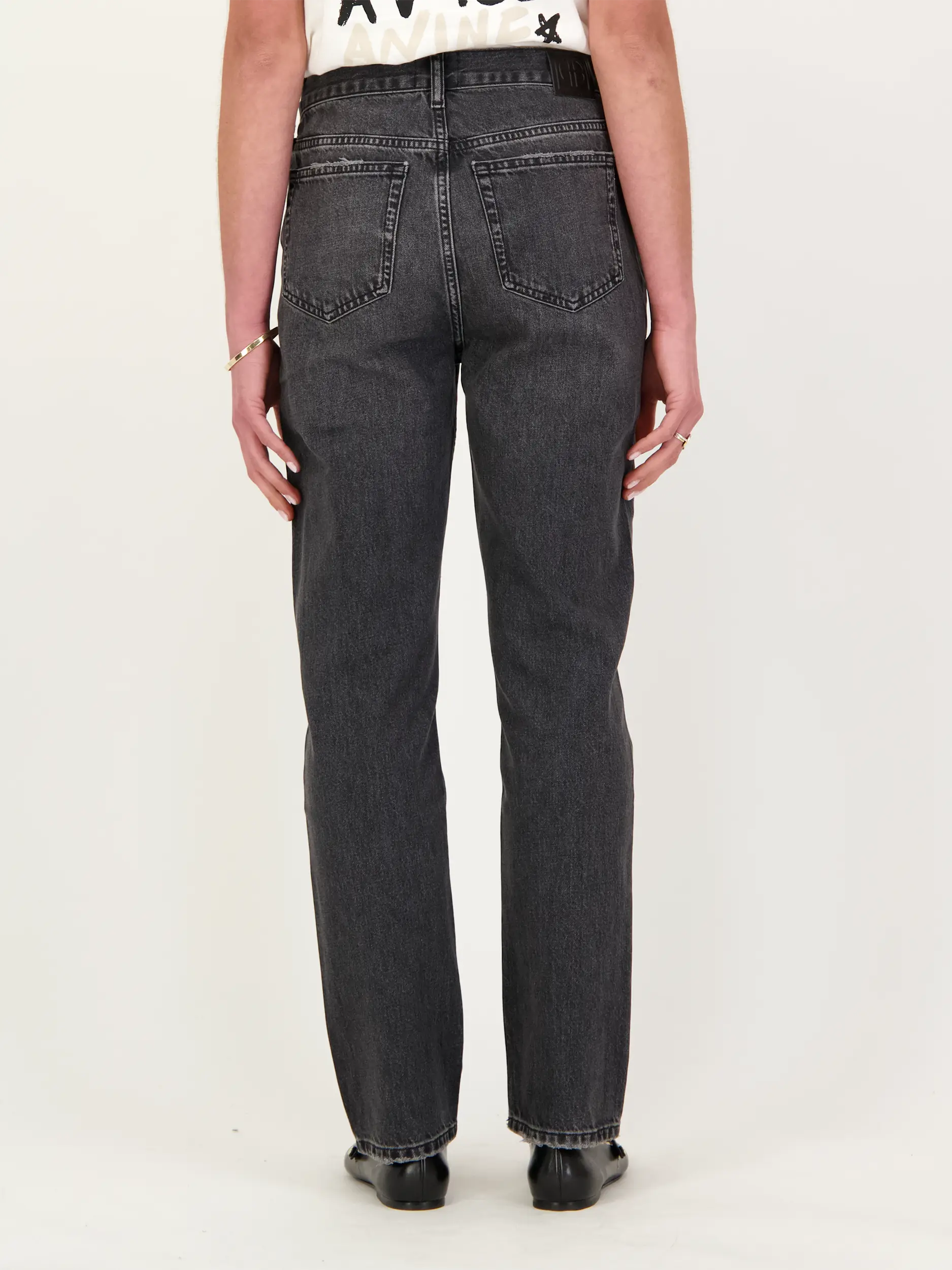 Jeans 'Bruno' high waist straight leg - Artikel Rückseite getragen von einem Modell - Farbe: Grau