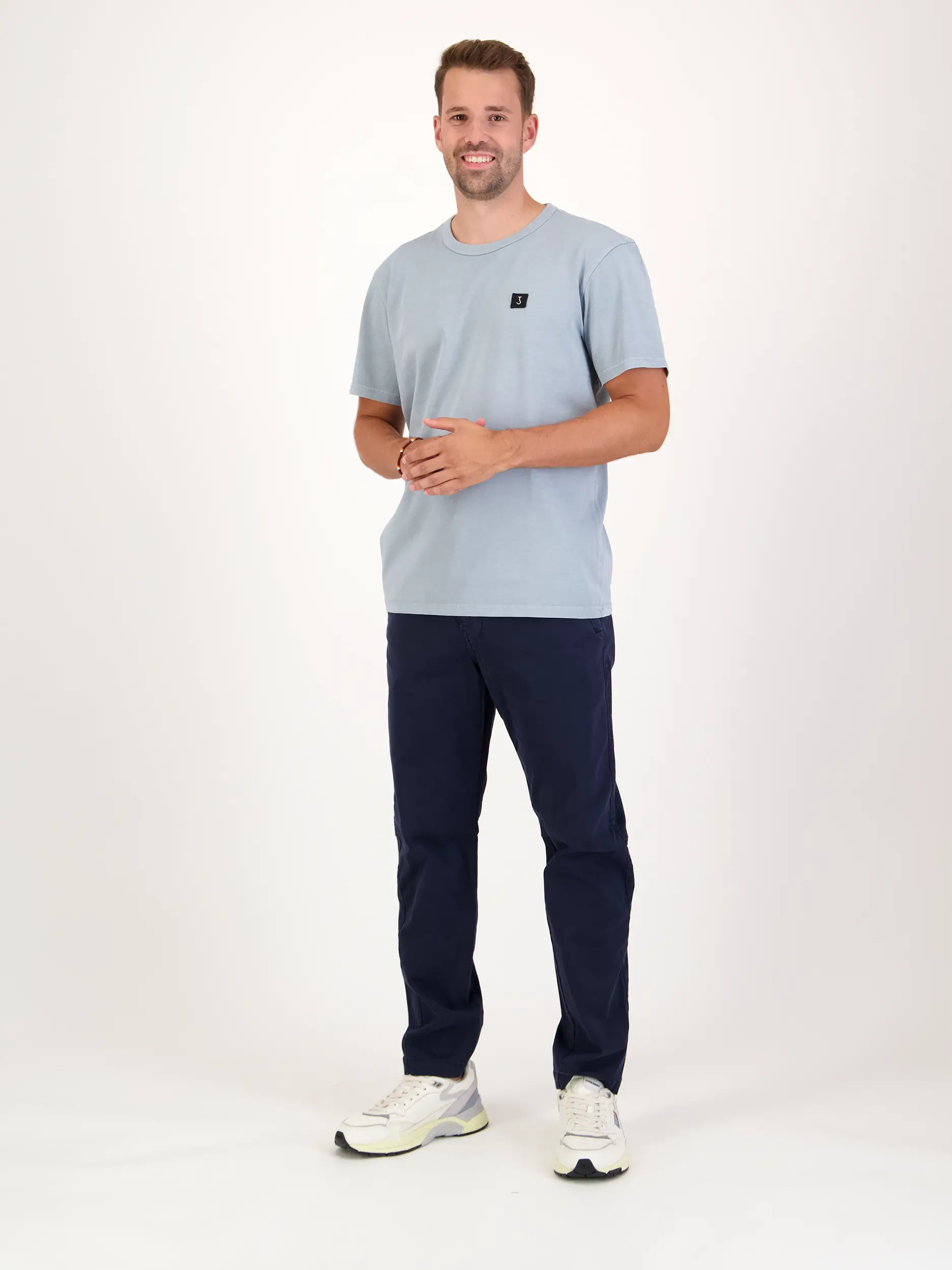 T-Shirt - Artikel Teil eines Outfits getragen von einem Modell - Farbe: Blau