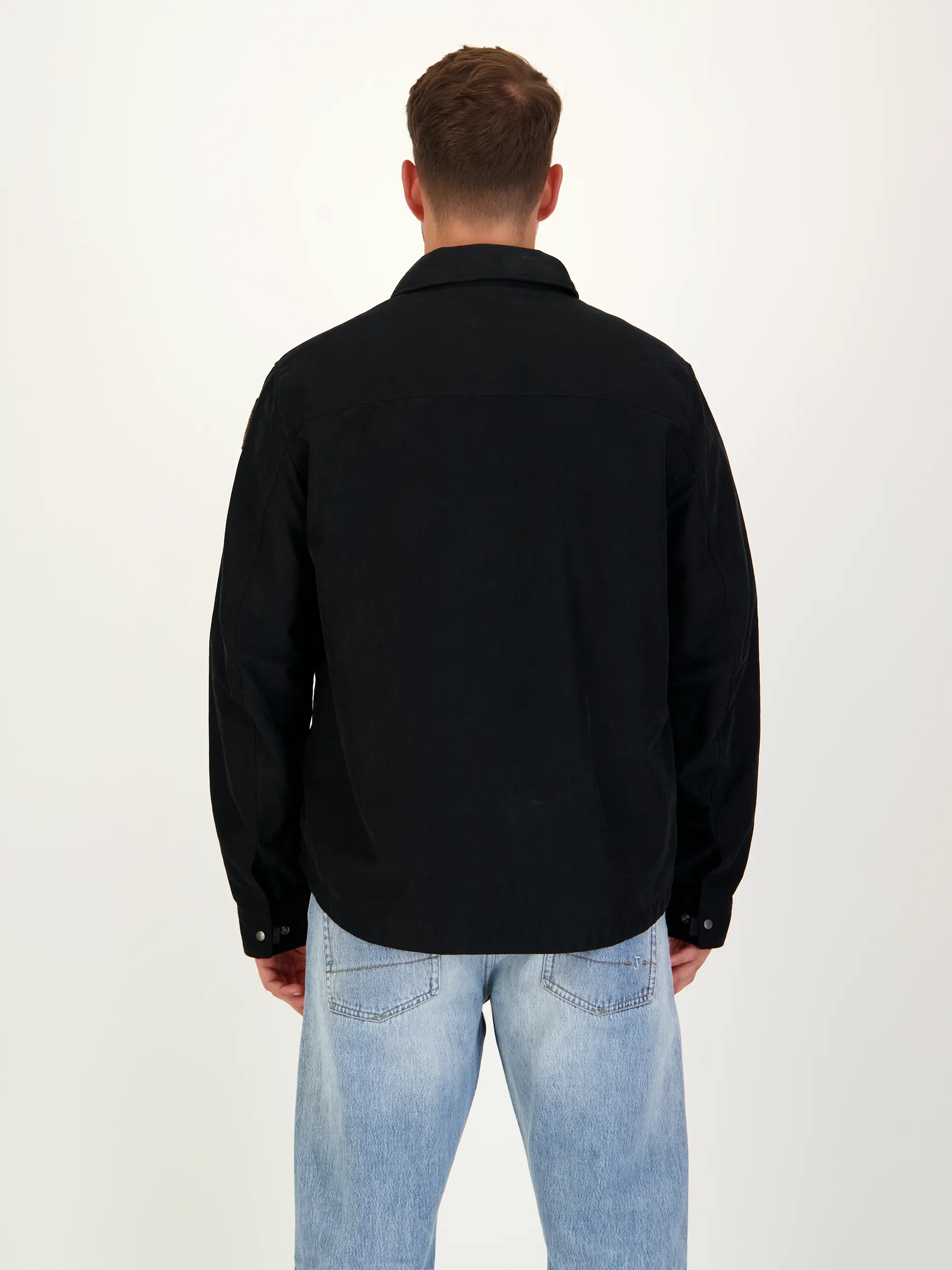 Overshirt 'Miura' - Artikel Rückseite getragen von einem Modell - Farbe: Schwarz