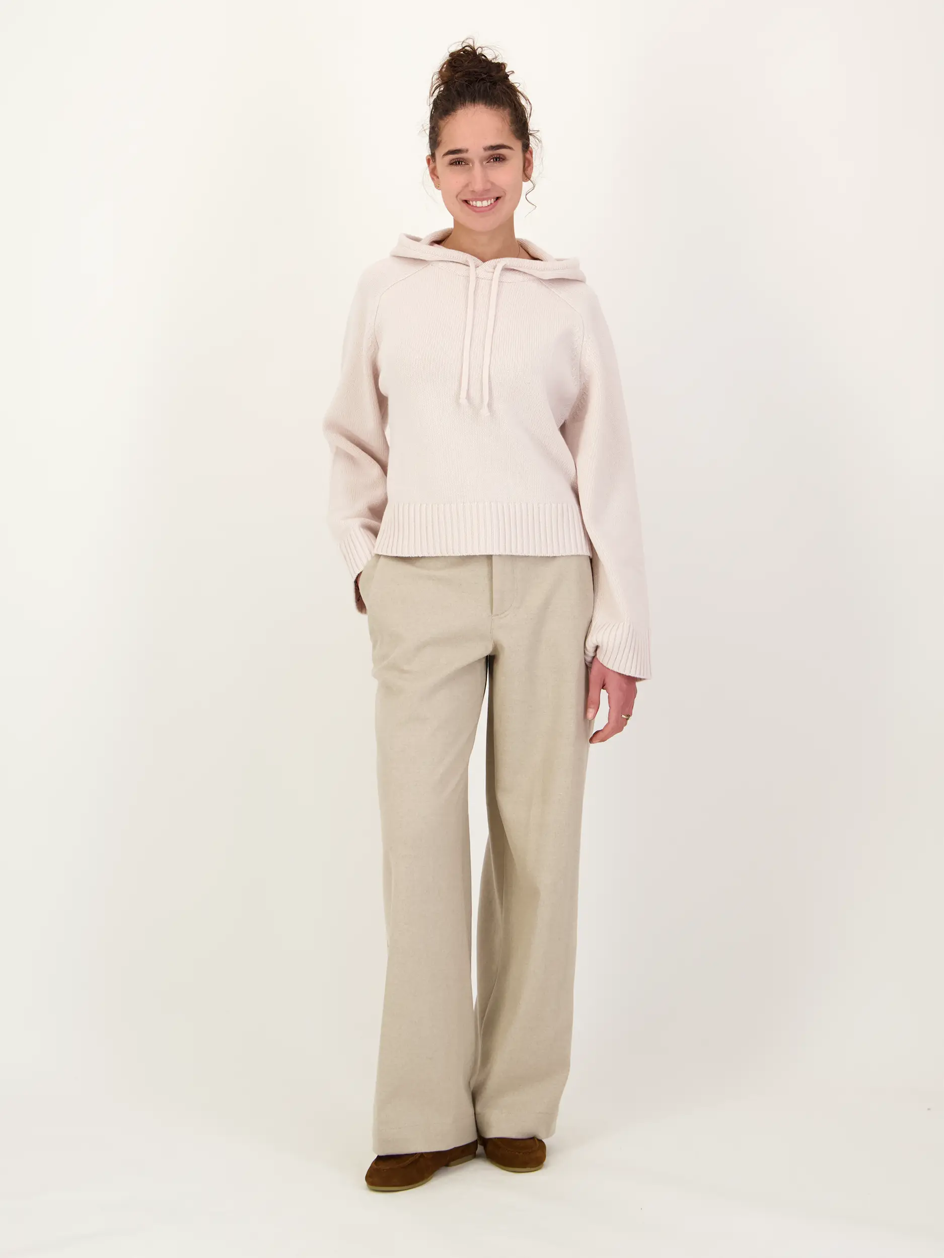 Pullover 'Satilly' aus Wolle langarm - Artikel Teil eines Outfits getragen von einem Modell - Farbe: Beige