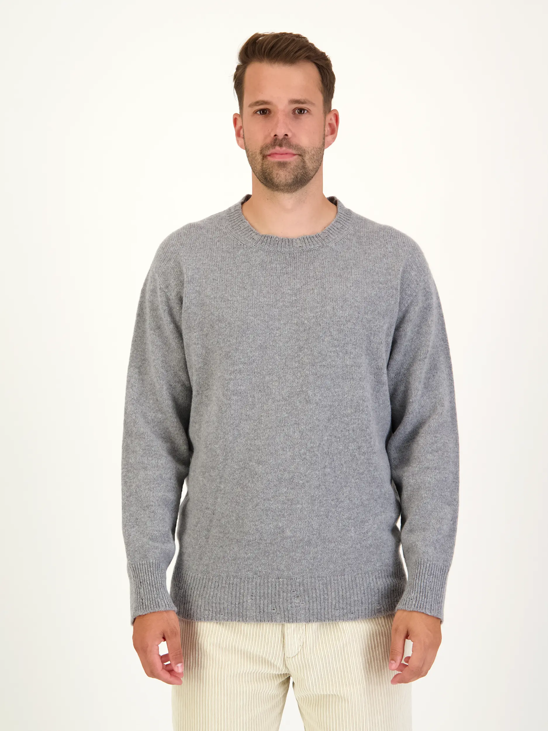Pullover aus Kaschmir-Woll-Mix langarm - Artikel Vorderseite getragen von einem Modell - Farbe: Grau