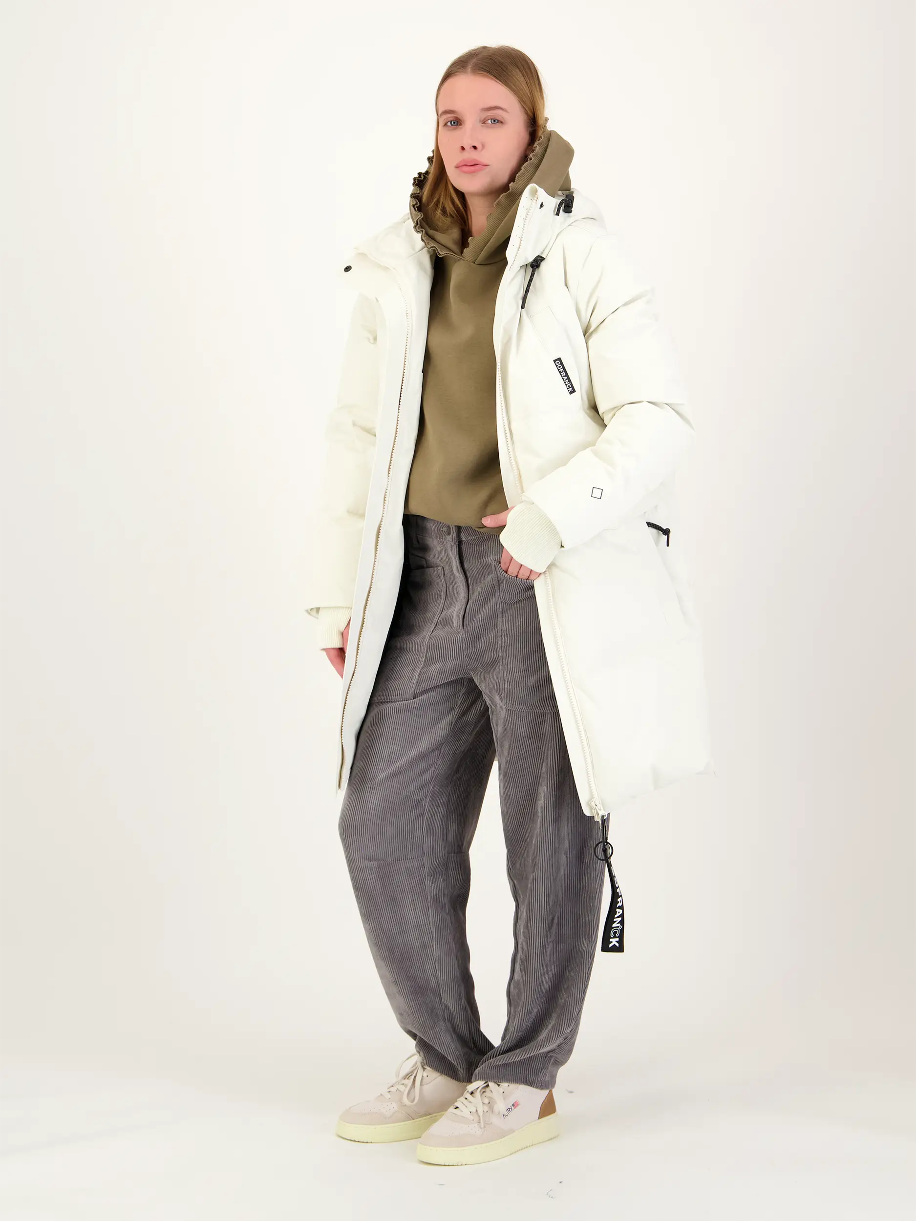 Cordhose 'Ocean' - Artikel Teil eines Outfits getragen von einem Modell - Farbe: Grau