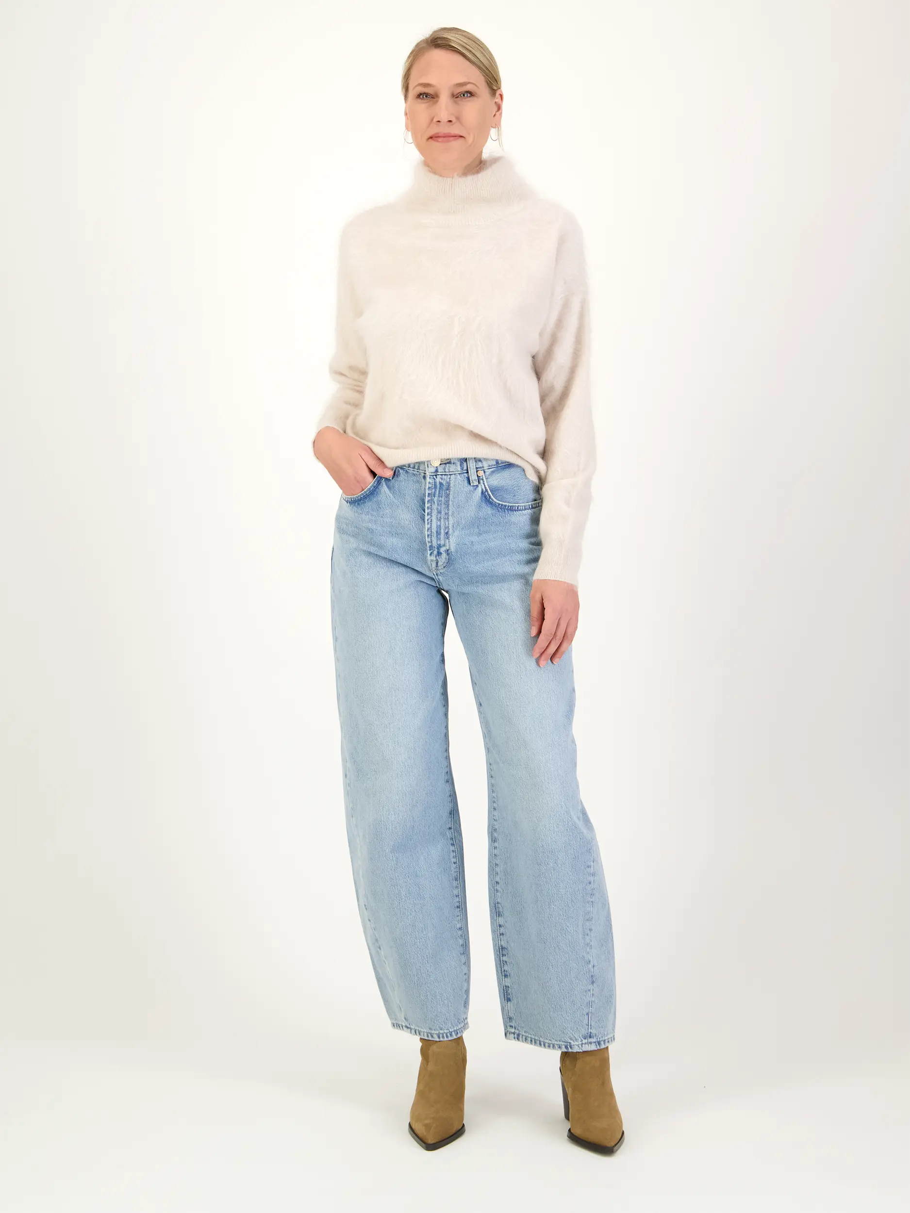 High Rise Barrel Jeans 'Bonnie' - Artikel Teil eines Outfits getragen von einem Modell