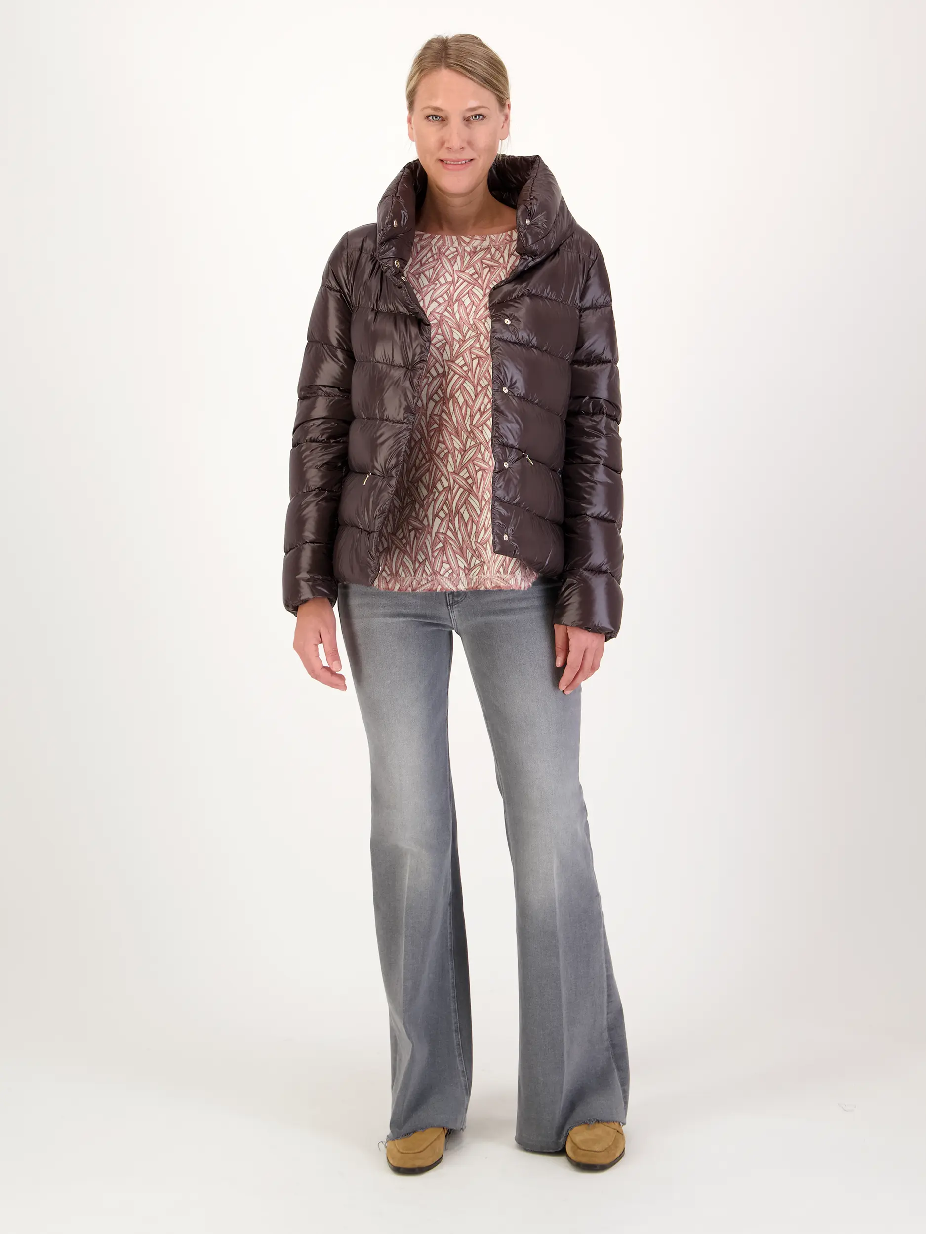 Daunenjacke - Artikel Teil eines Outfits getragen von einem Modell - Farbe: Braun