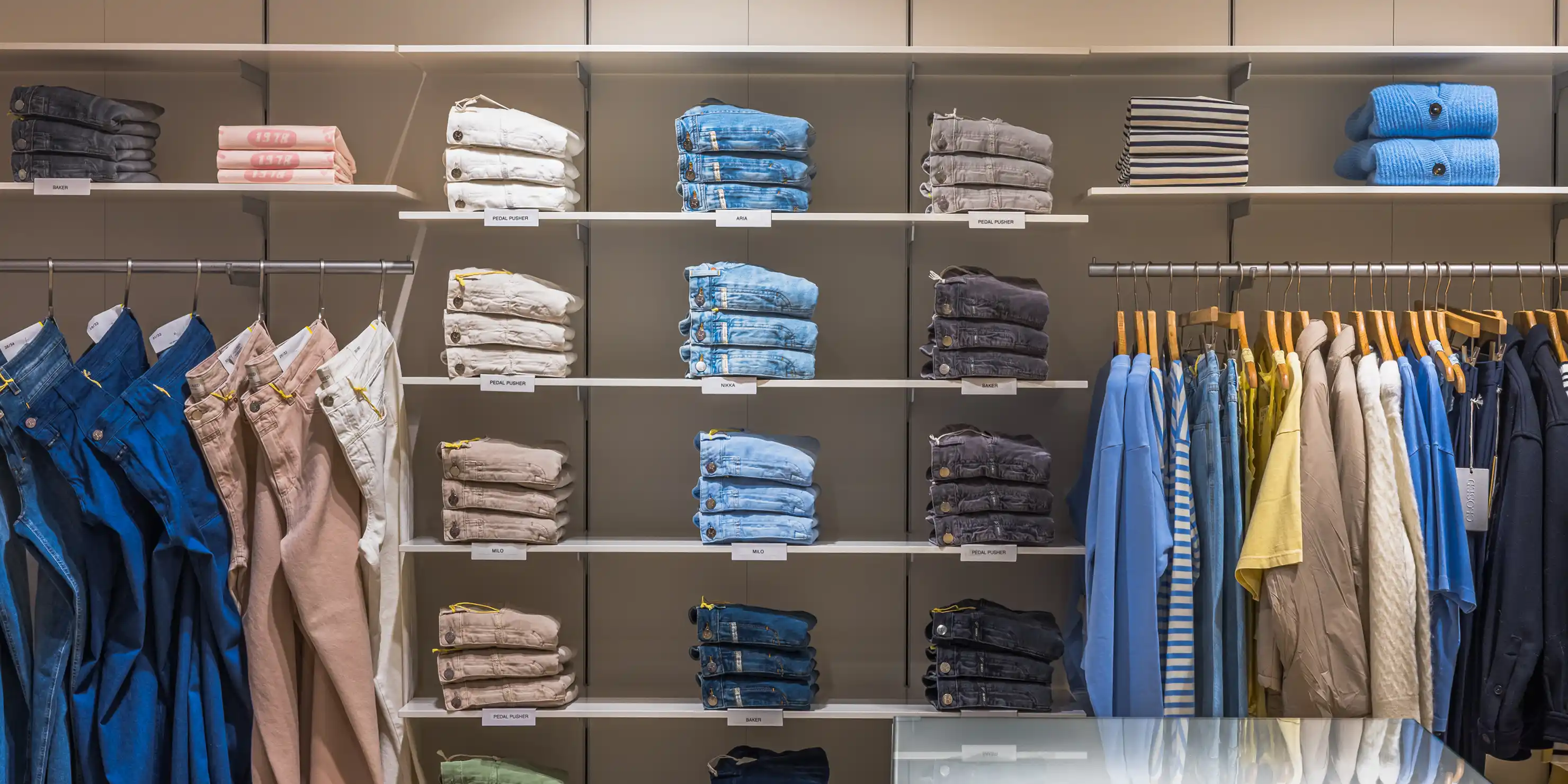 Hier ist eine Verkaufsfläche der Damenabteilung zu sehen