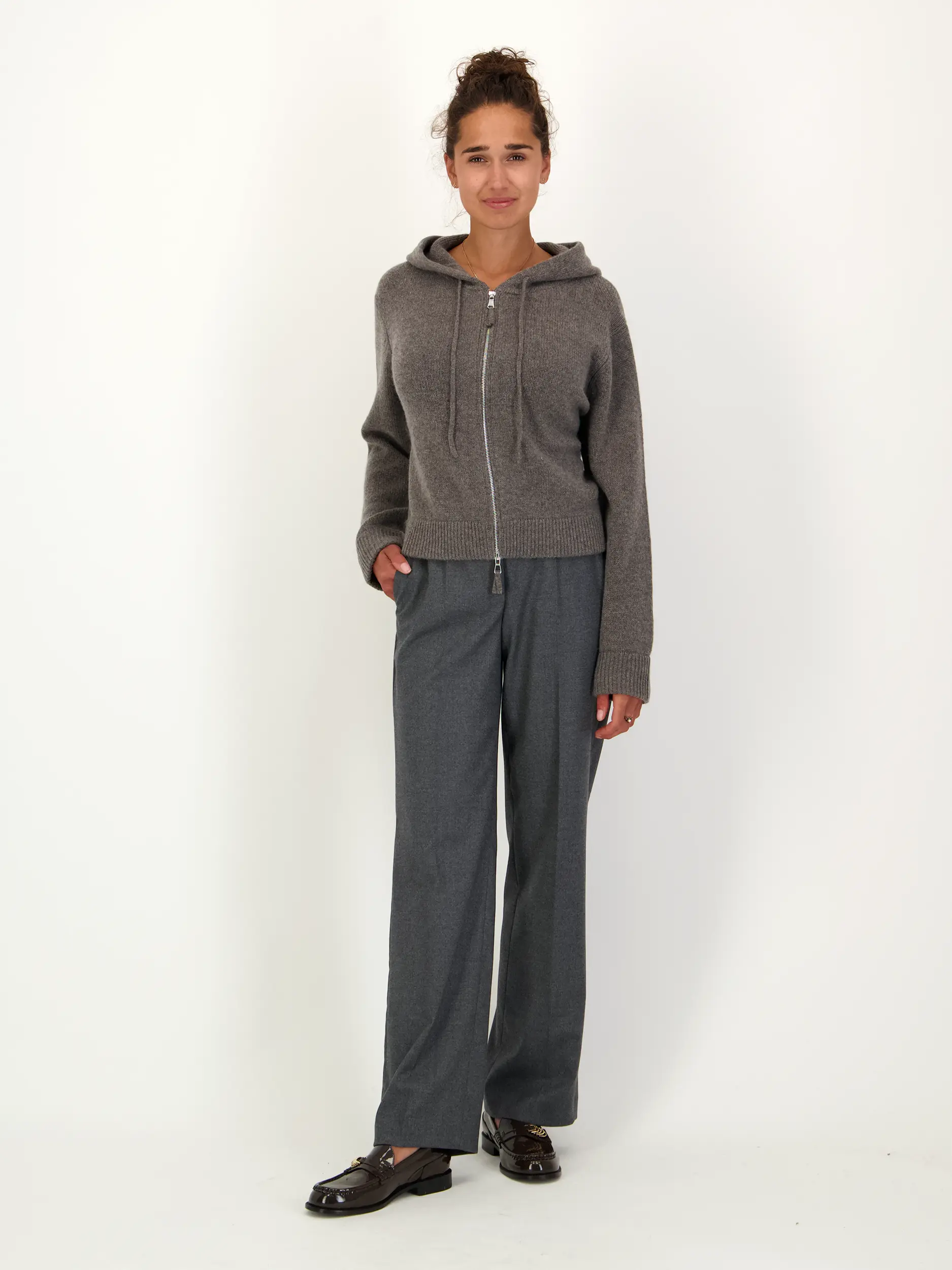 Strickjacke aus Kaschmir - Artikel Teil eines Outfits getragen von einem Modell - Farbe: Grau