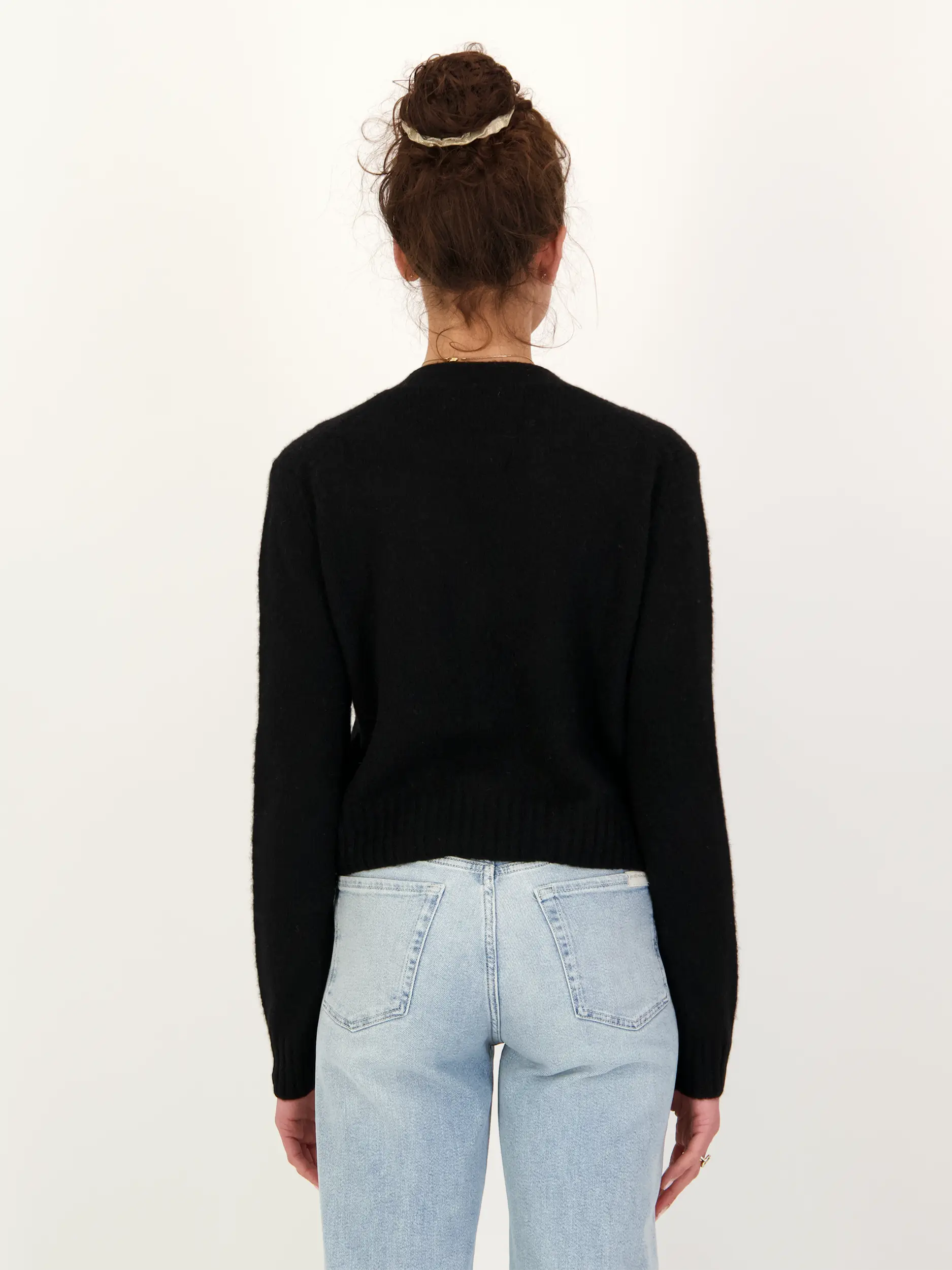 Strickjacke - Artikel Rückseite getragen von einem Modell - Farbe: Schwarz