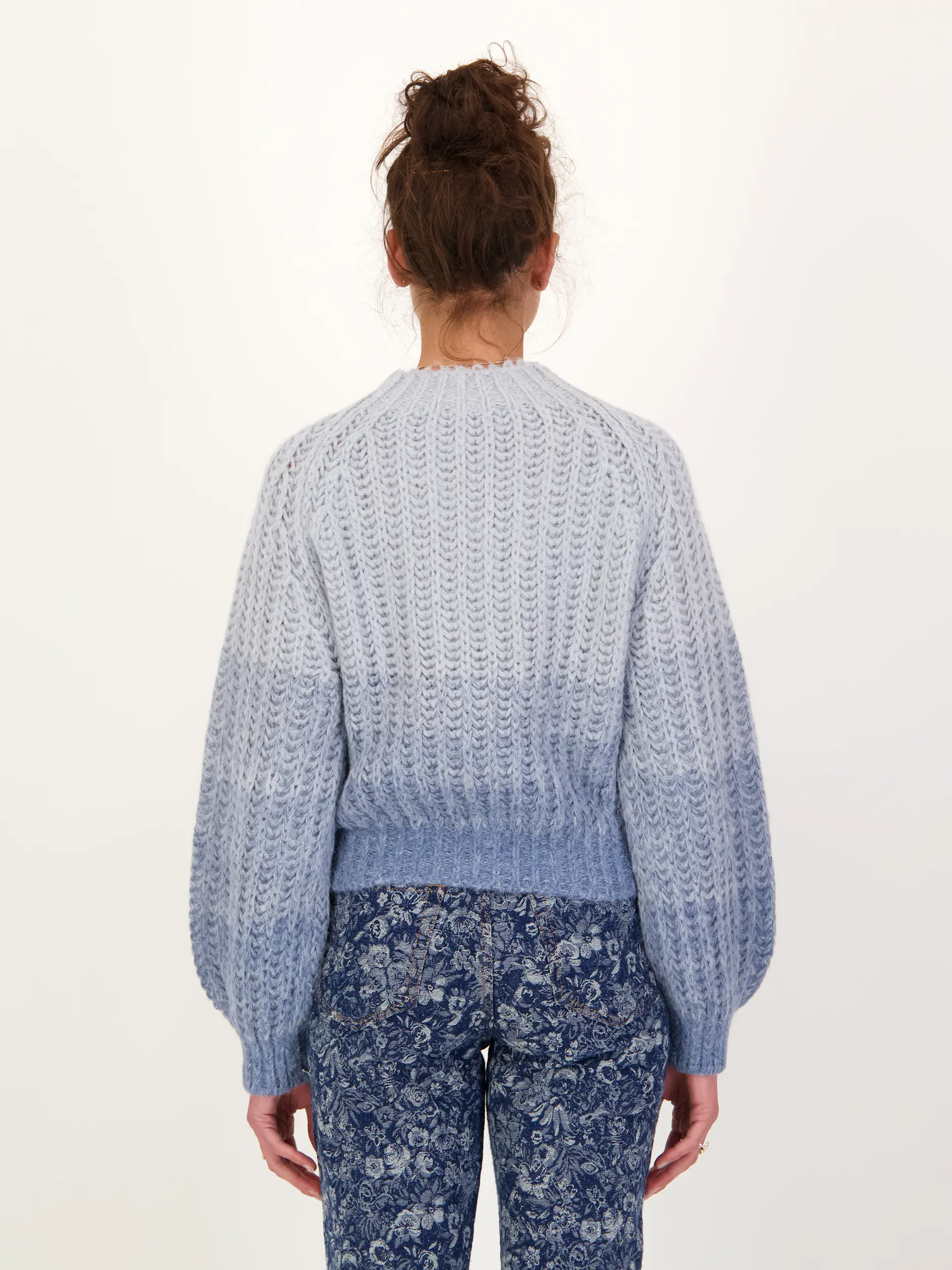 Pullover 'Larelya' aus Alpaka langarm - Artikel Rückseite getragen von einem Modell - Farbe: Blau