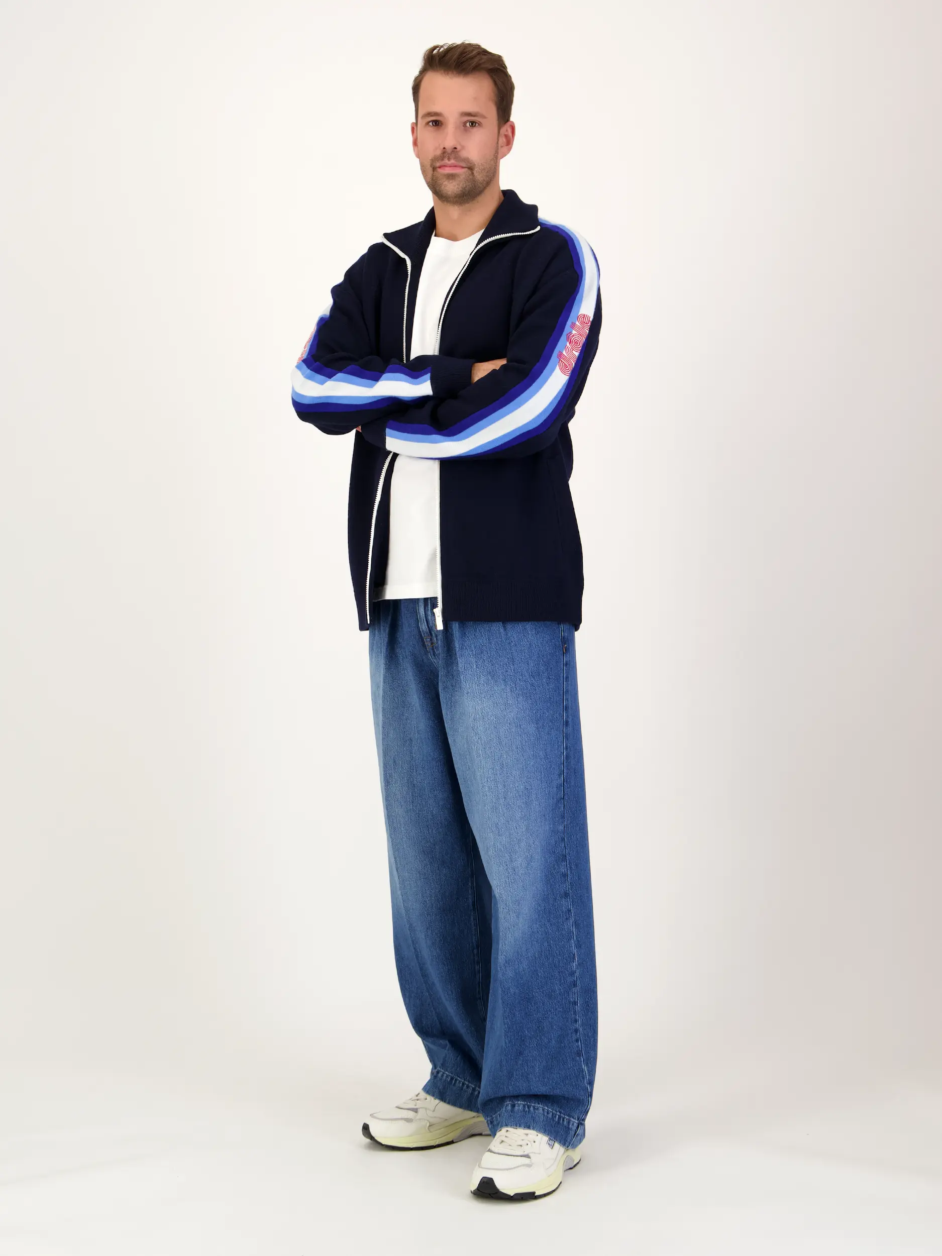 Strickjacke aus Merinowolle - Artikel Teil eines Outfits getragen von einem Modell - Farbe: Blau