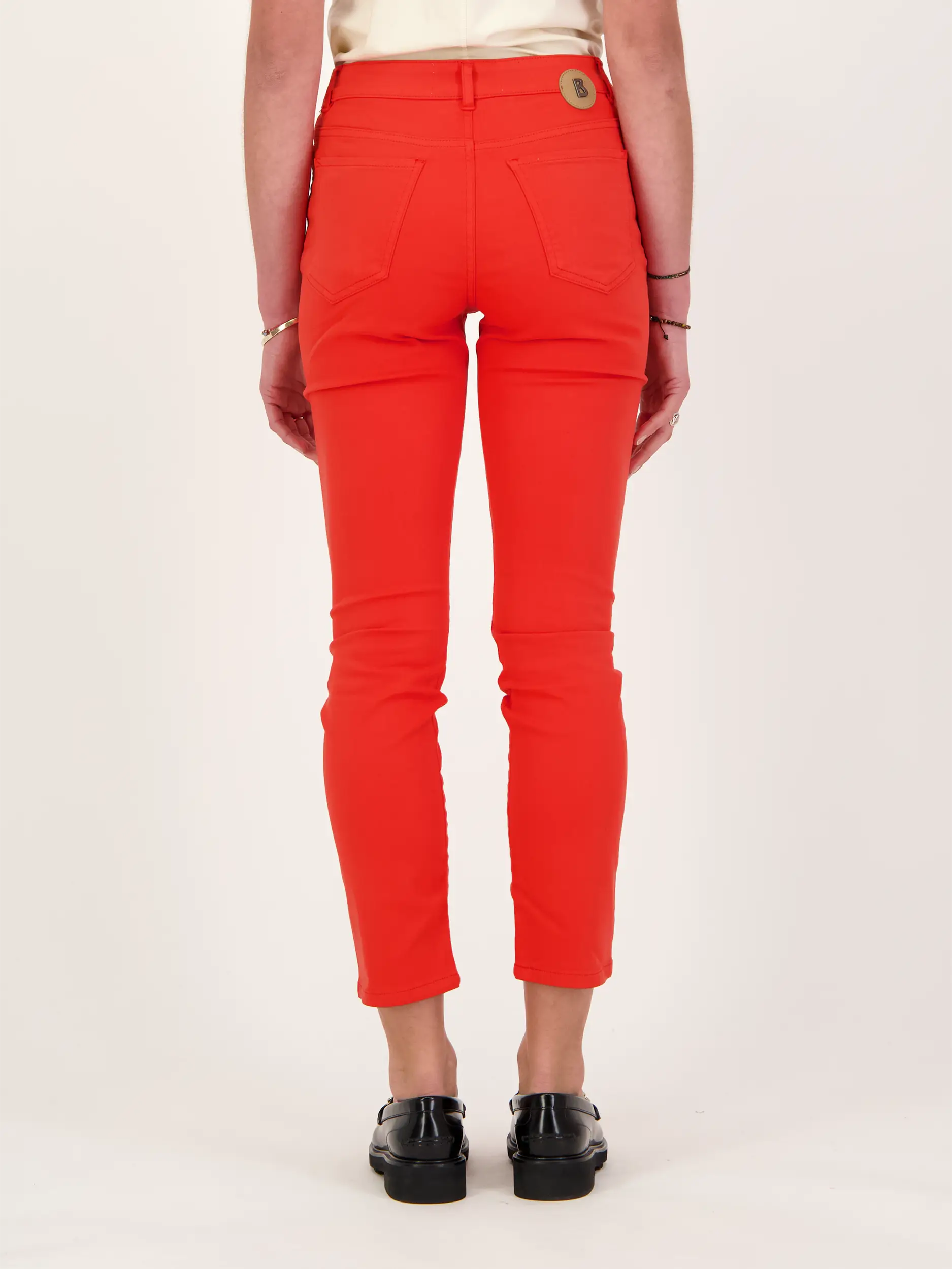 Hose 'Julie' - Artikel Rückseite getragen von einem Modell - Farbe: Rot