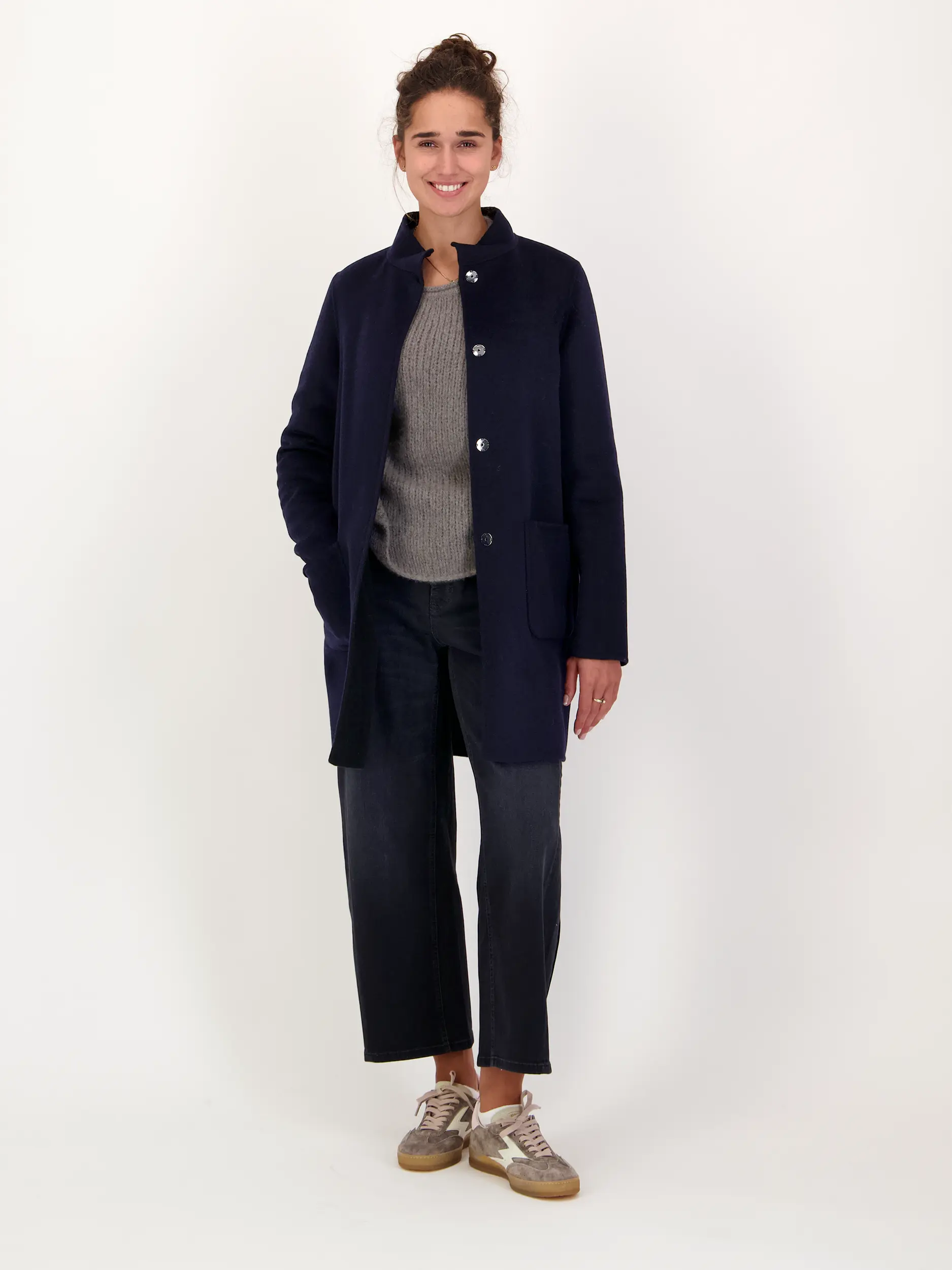 Kurzmantel 'Bella' aus Wolle - Artikel Teil eines Outfits getragen von einem Modell - Farbe: Blau
