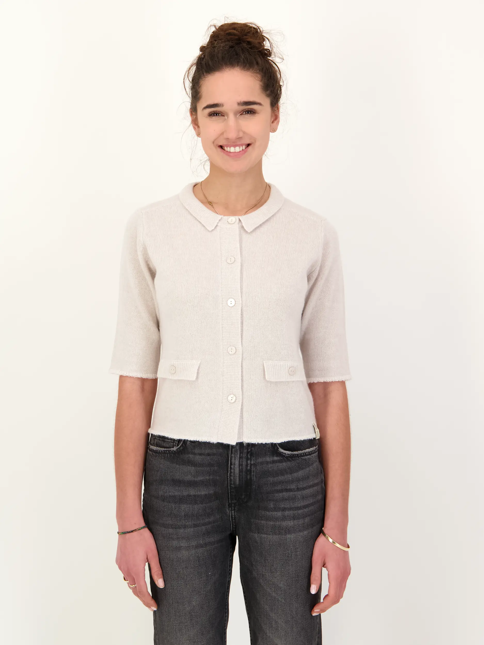 Strickjacke aus Kaschmir Mix - Artikel Vorderseite getragen von einem Modell - Farbe: Beige