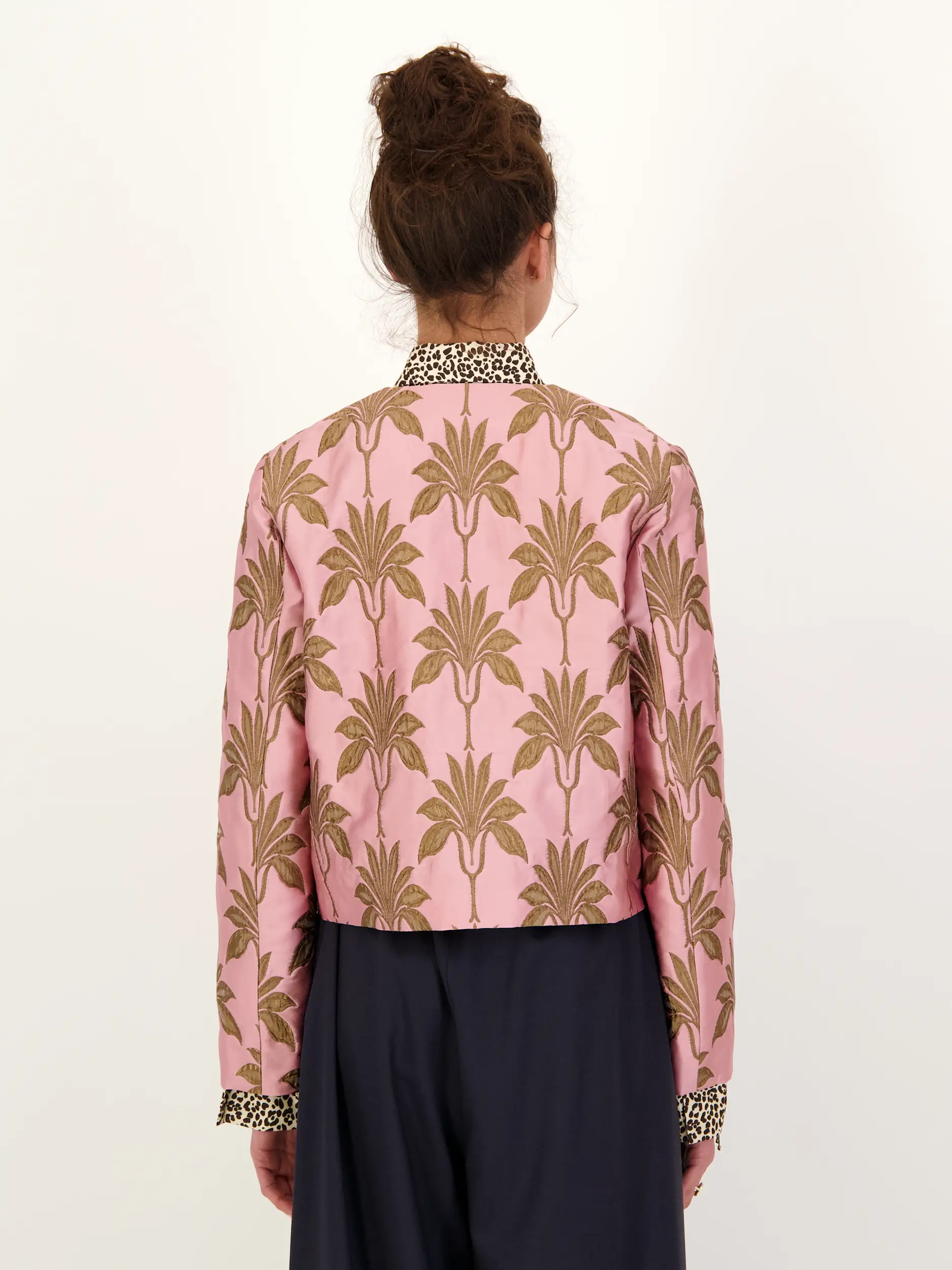 Gemusterte Jacke  - Artikel Rückseite getragen von einem Modell - Farbe: Rosa&Pink