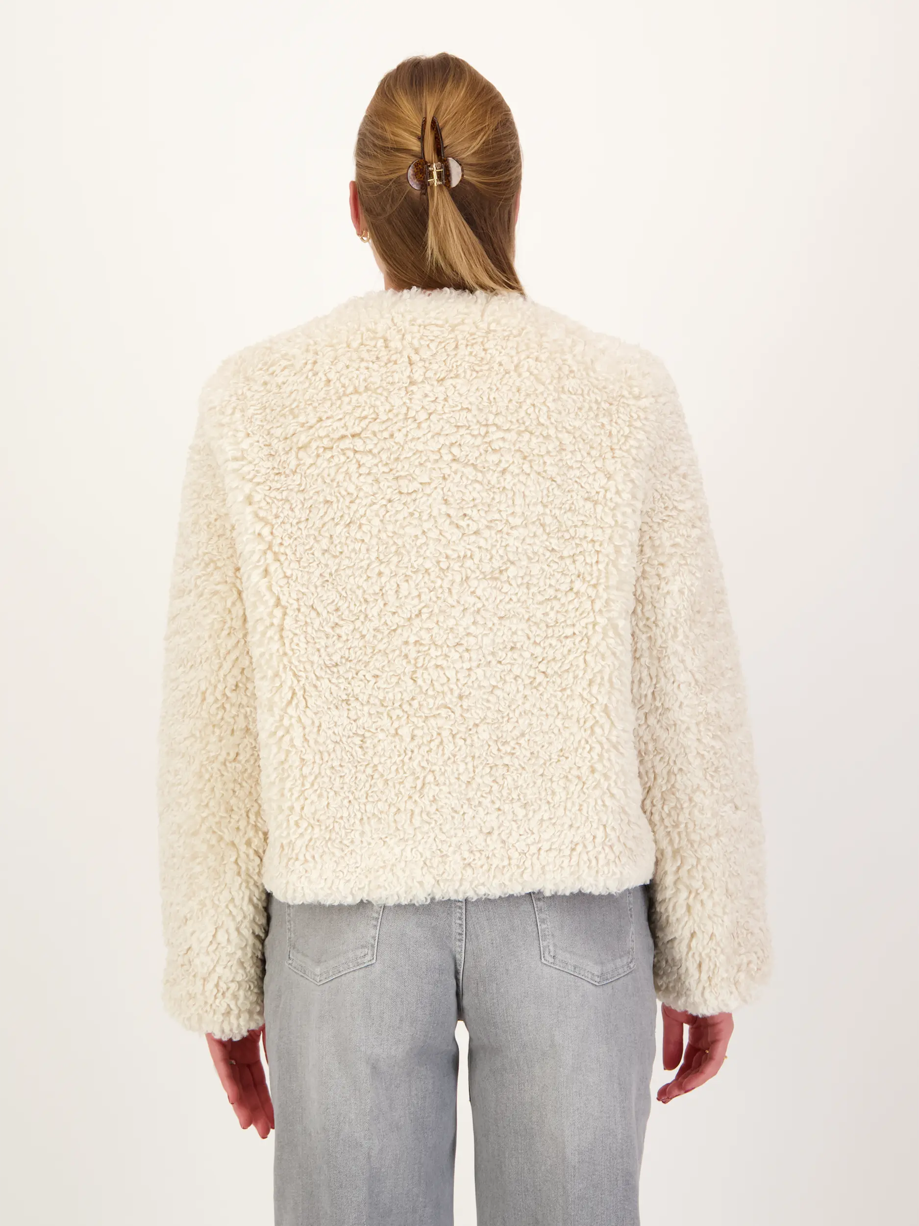 Teddyjacke 'Emilia' - Artikel Rückseite getragen von einem Modell - Farbe: Beige