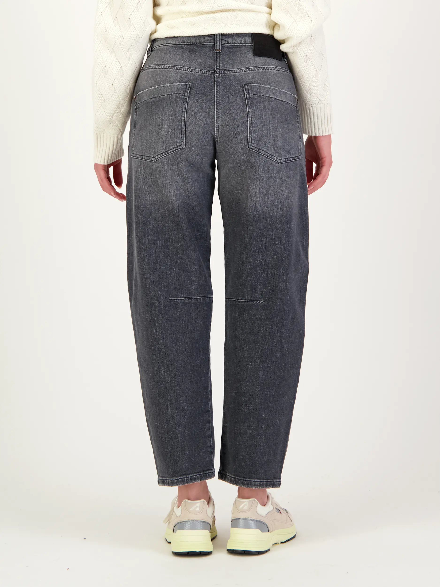 Mid Rise Barrel Jeans 'Ocean' - Artikel Rückseite getragen von einem Modell - Farbe: Grau