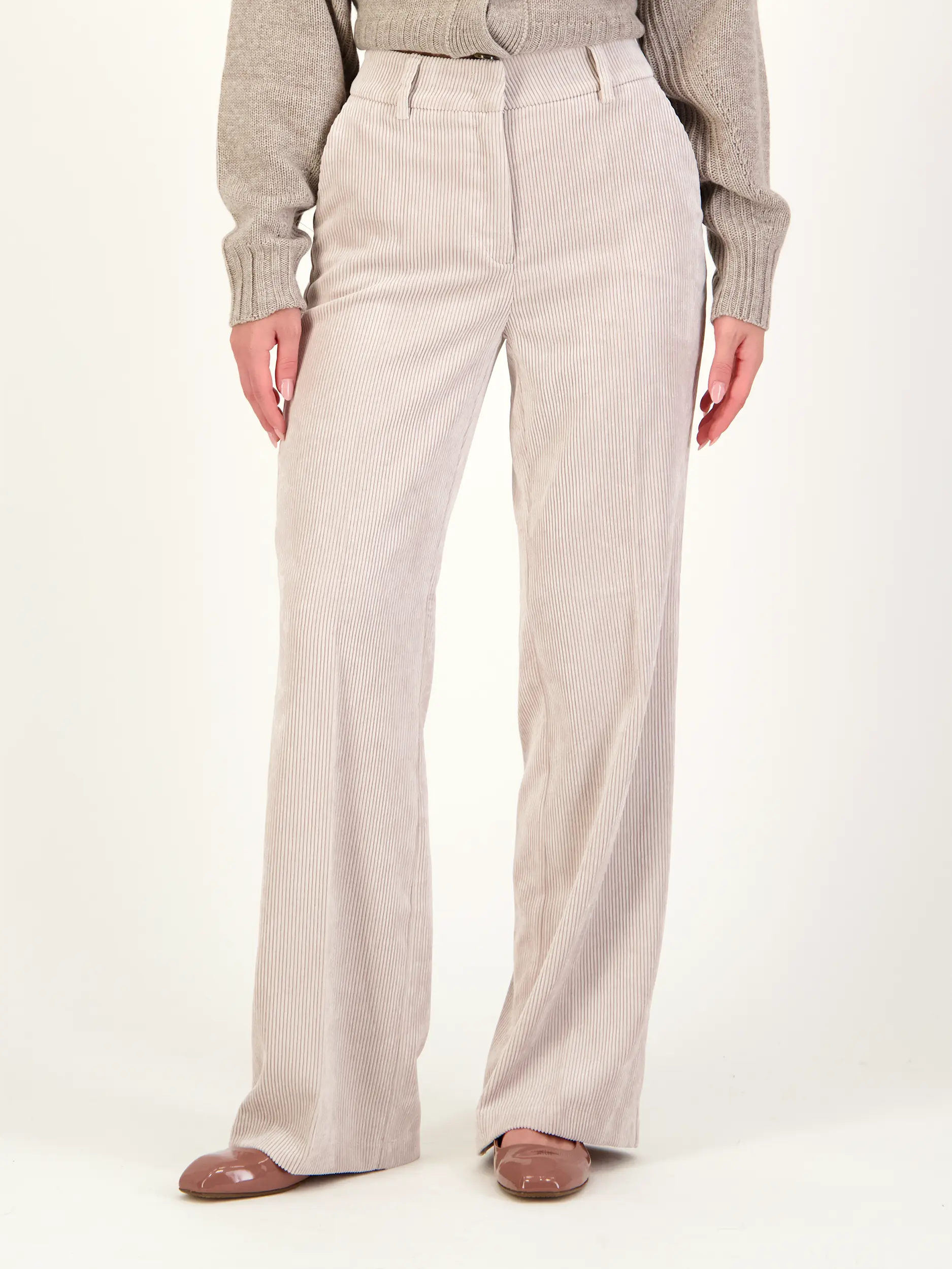 Cordhose 'Amelie' - Artikel Vorderseite getragen von einem Modell - Farbe: Beige