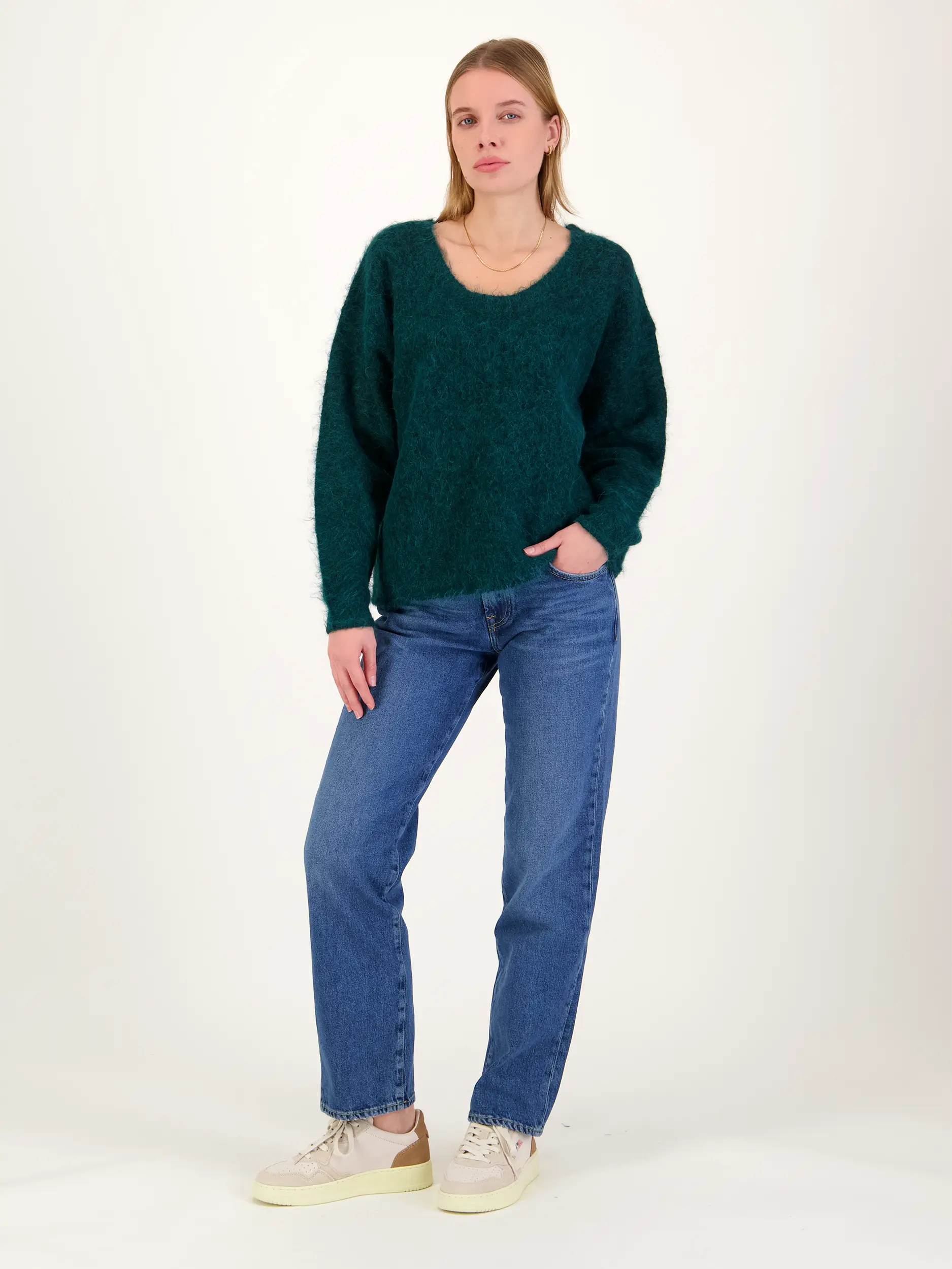 Mid Rise Straight Leg Jeans 'Calie' - Artikel Teil eines Outfits getragen von einem Modell - Farbe: Blau