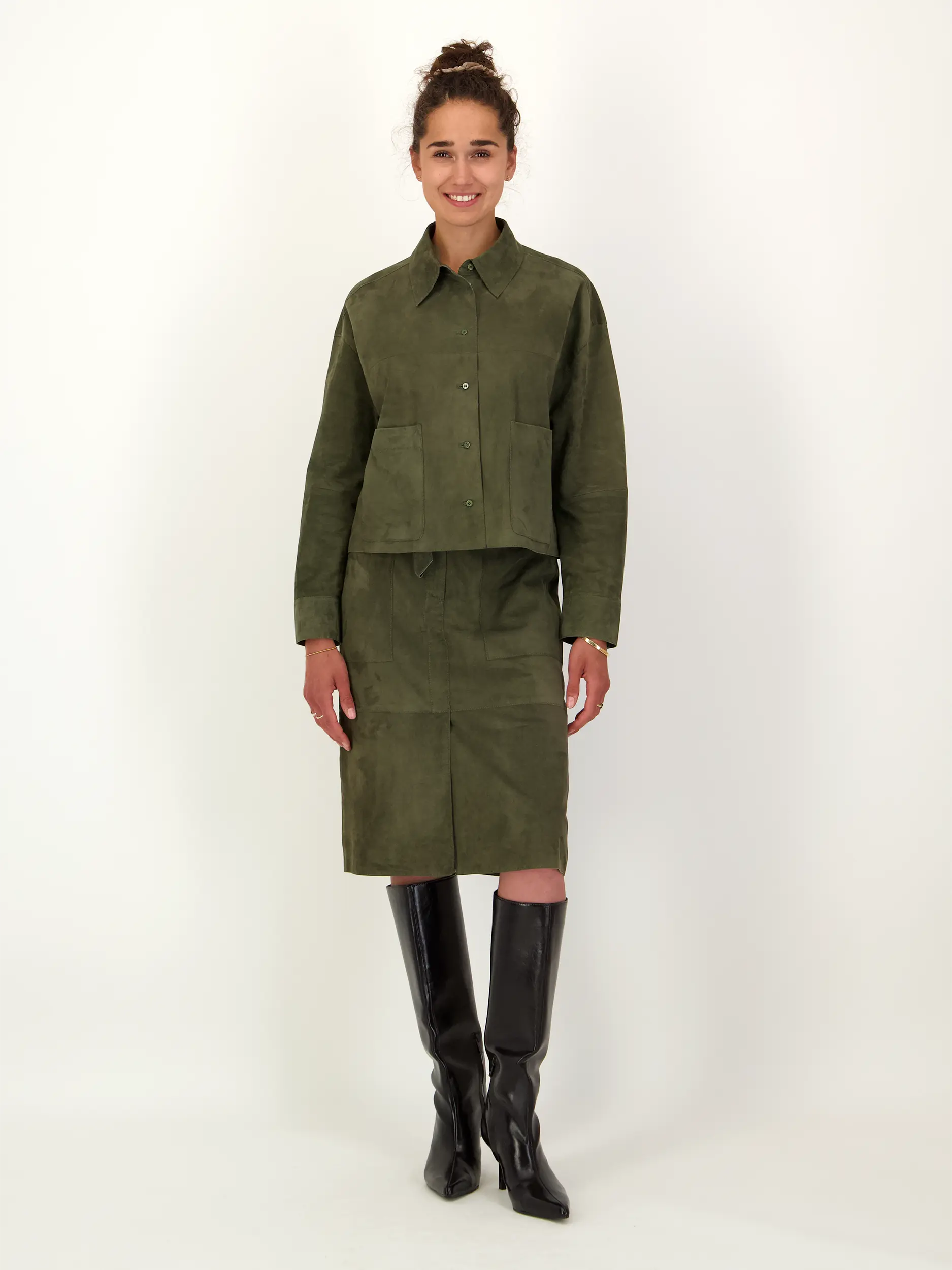 Veloursleder-Hemdjacke - Artikel Teil eines Outfits getragen von einem Modell