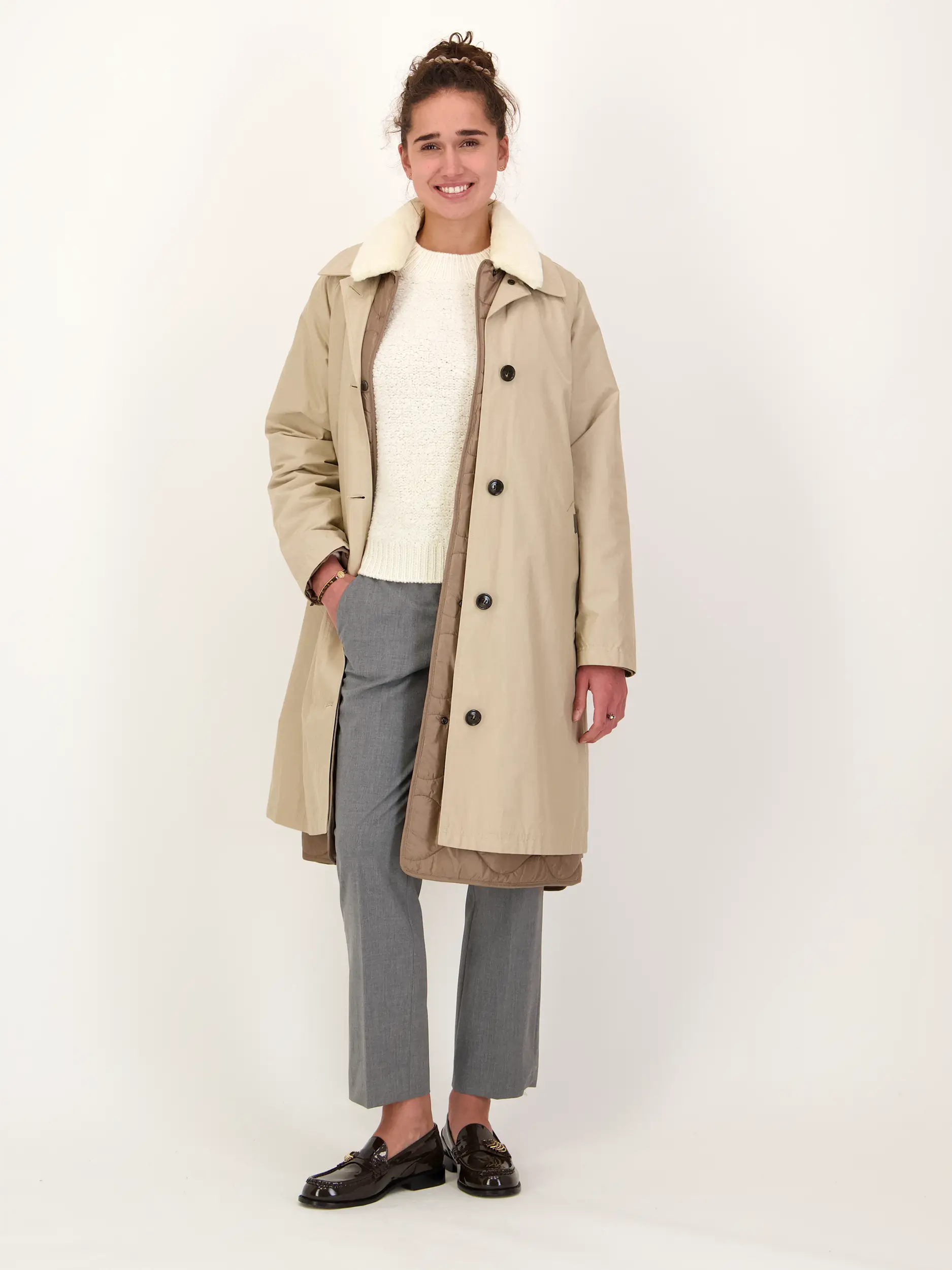 Bundfaltenhose 'Mary' - Artikel Teil eines Outfits getragen von einem Modell - Farbe: Grau