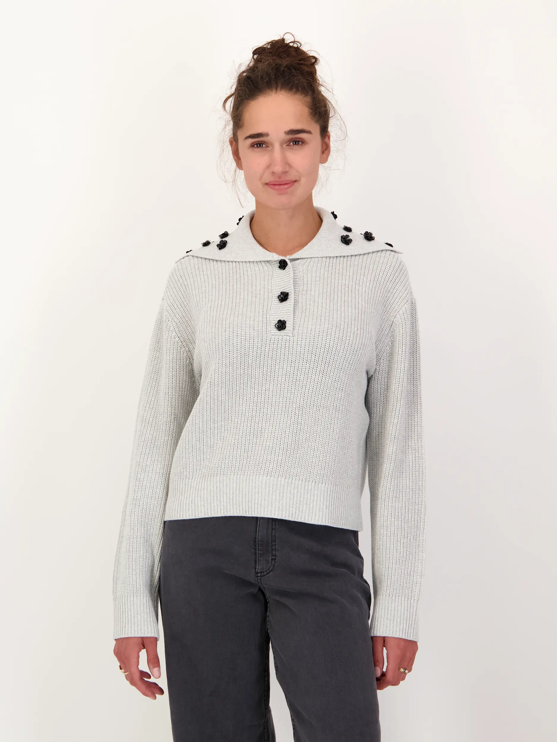 Pullover langarm - Artikel Vorderseite getragen von einem Modell - Farbe: Grau