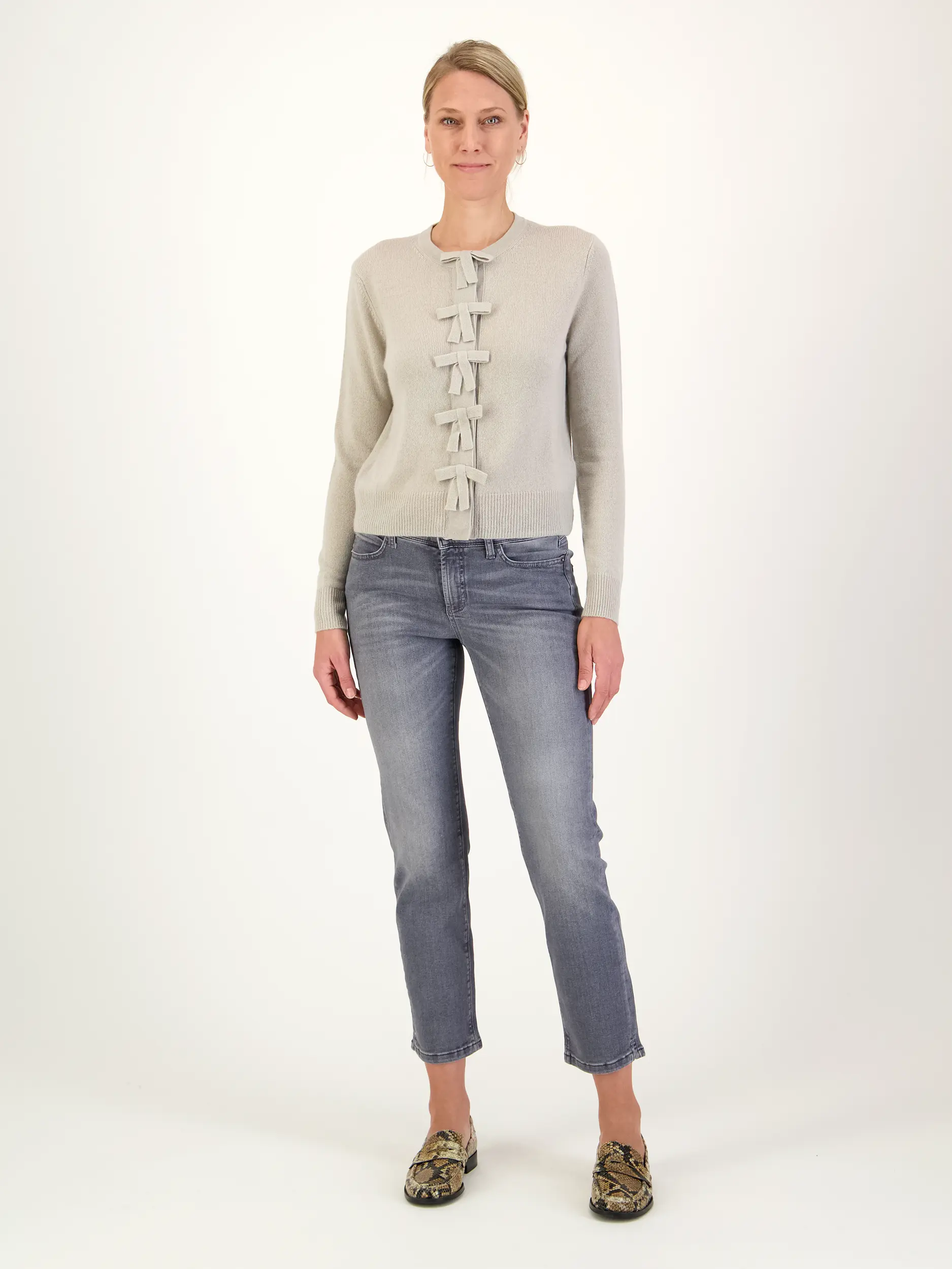 Mid Rise Slim Fit Jeans 'Pipershort' - Artikel Teil eines Outfits getragen von einem Modell - Farbe: Grau