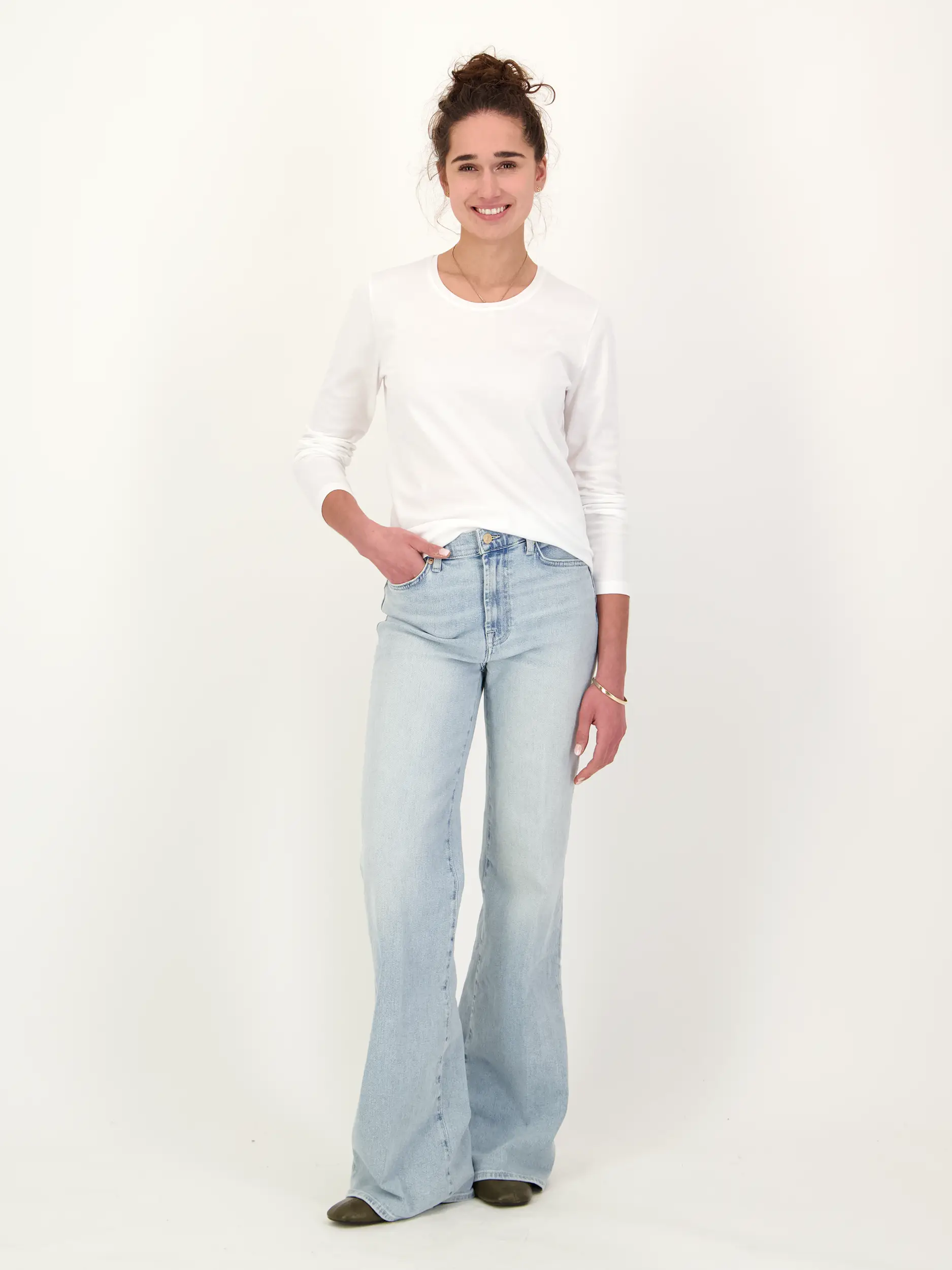 Langarmshirt  - Artikel Teil eines Outfits getragen von einem Modell - Farbe: Weiß