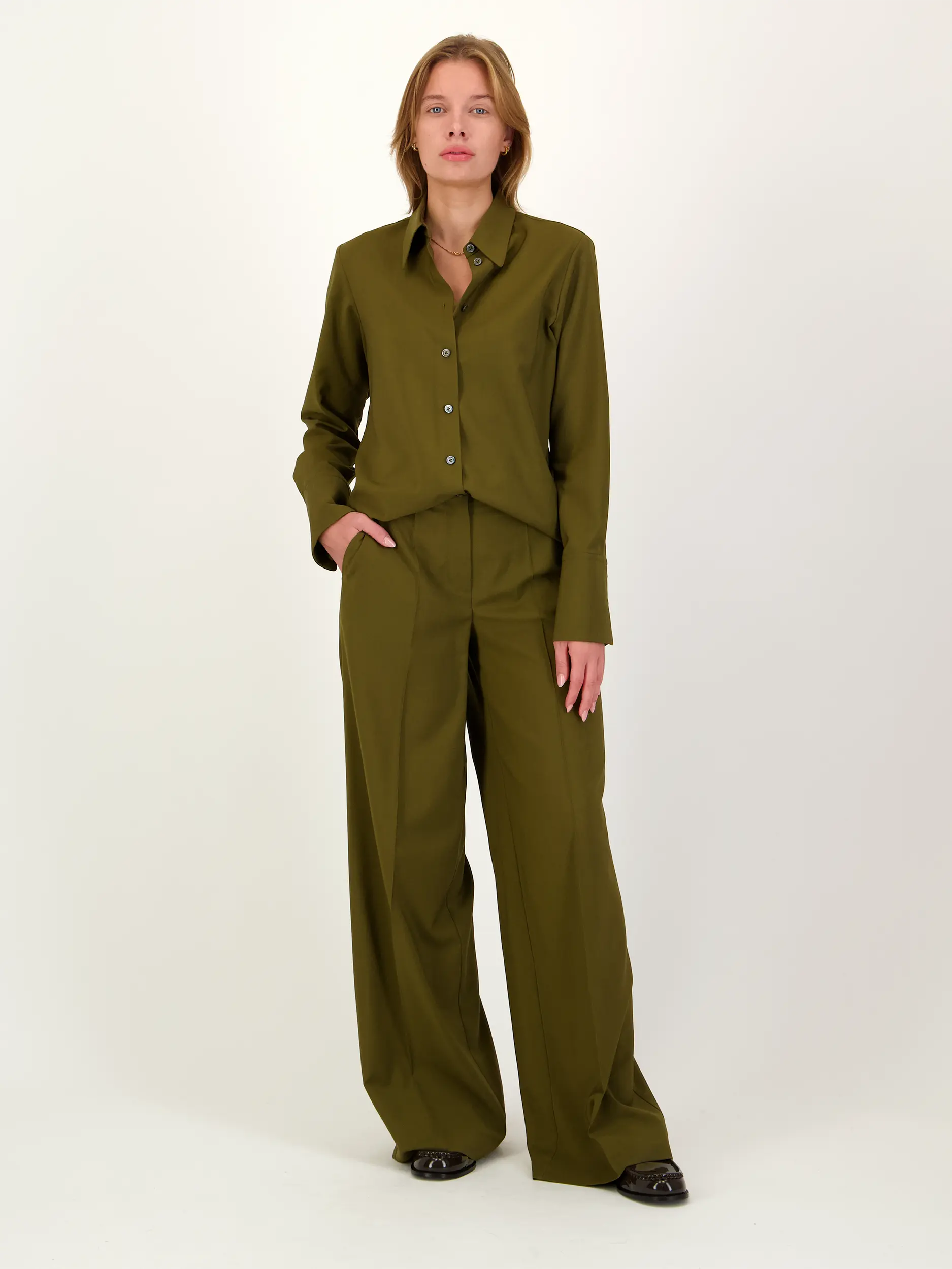 Wollhose - Artikel Teil eines Outfits getragen von einem Modell - Farbe: Grün