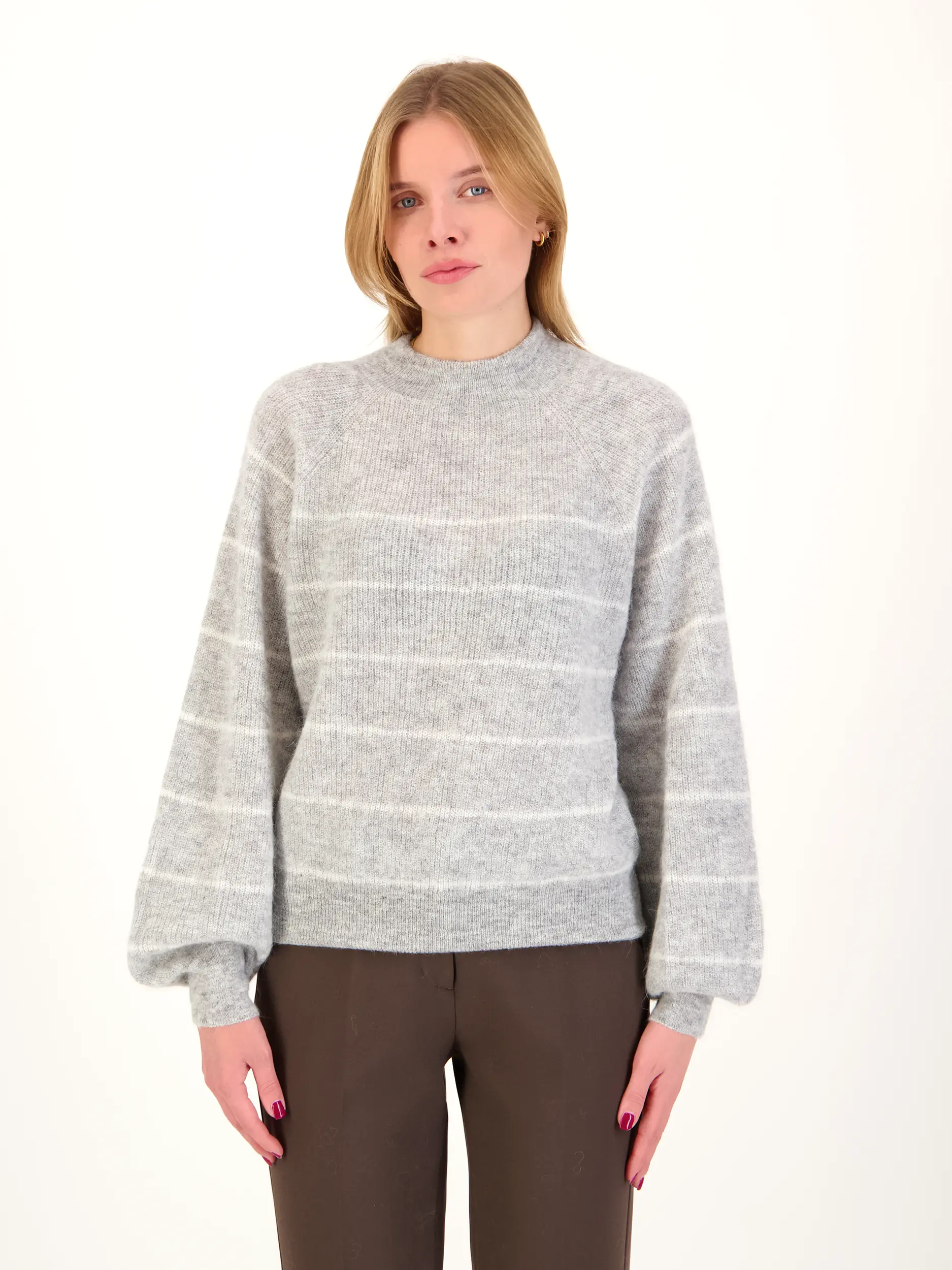 Pullover 'Larelya' aus Alpaka-Mix langarm - Artikel Vorderseite getragen von einem Modell - Farbe: Grau