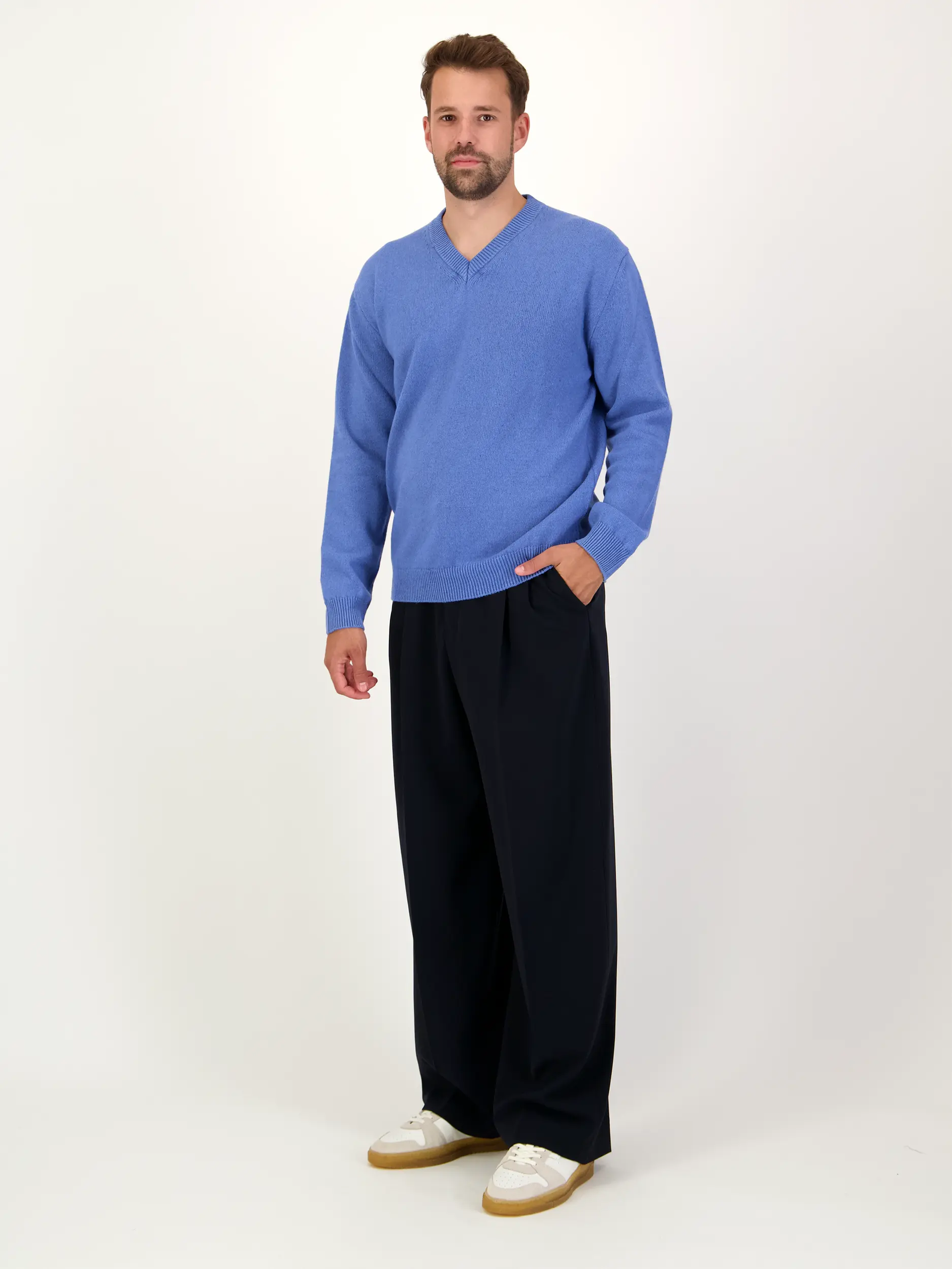 Pullover aus Kaschmir langarm - Artikel Teil eines Outfits getragen von einem Modell - Farbe: Blau
