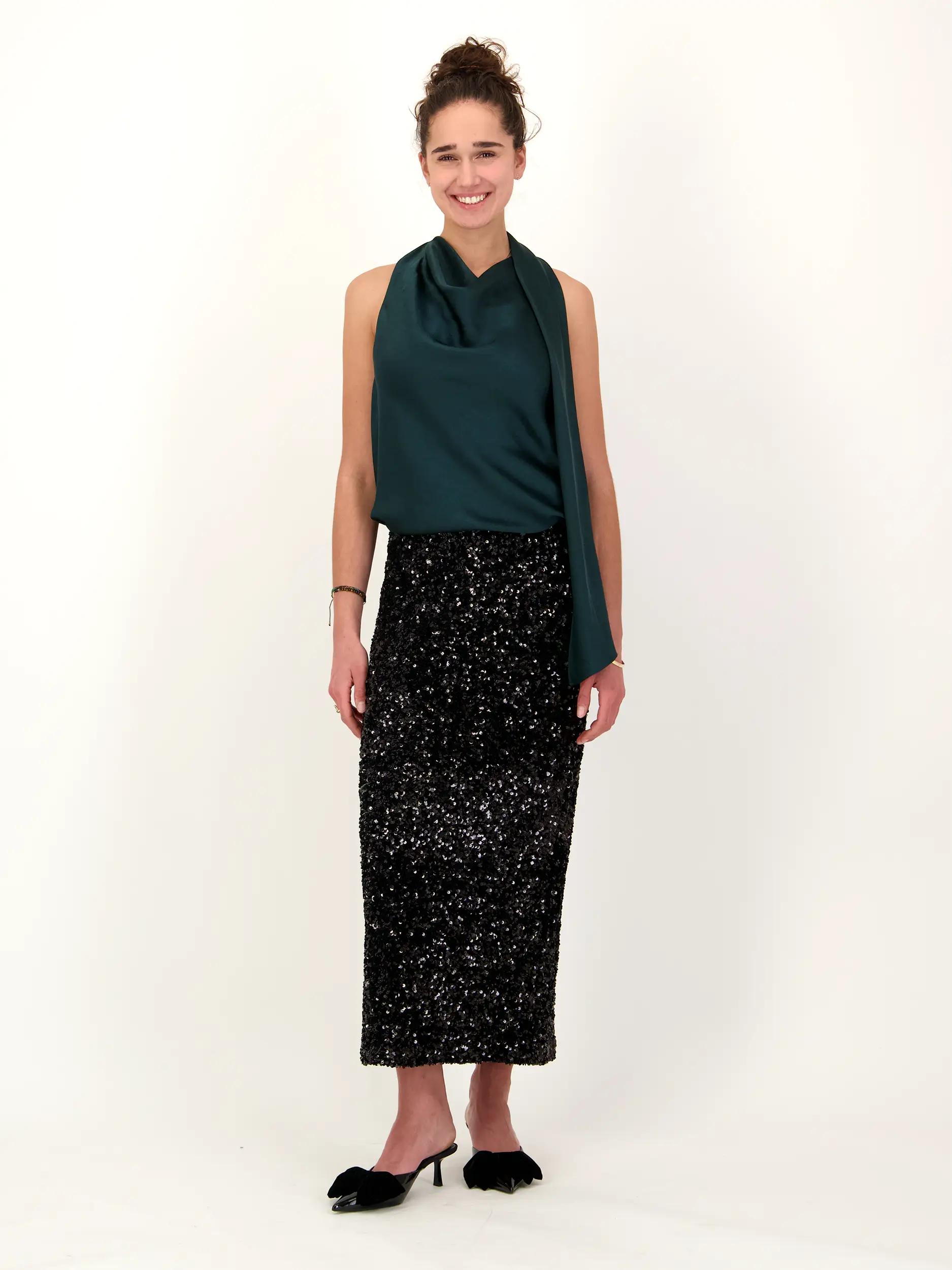 Midi Rock aus Pailletten - Artikel Teil eines Outfits getragen von einem Modell - Farbe: Schwarz