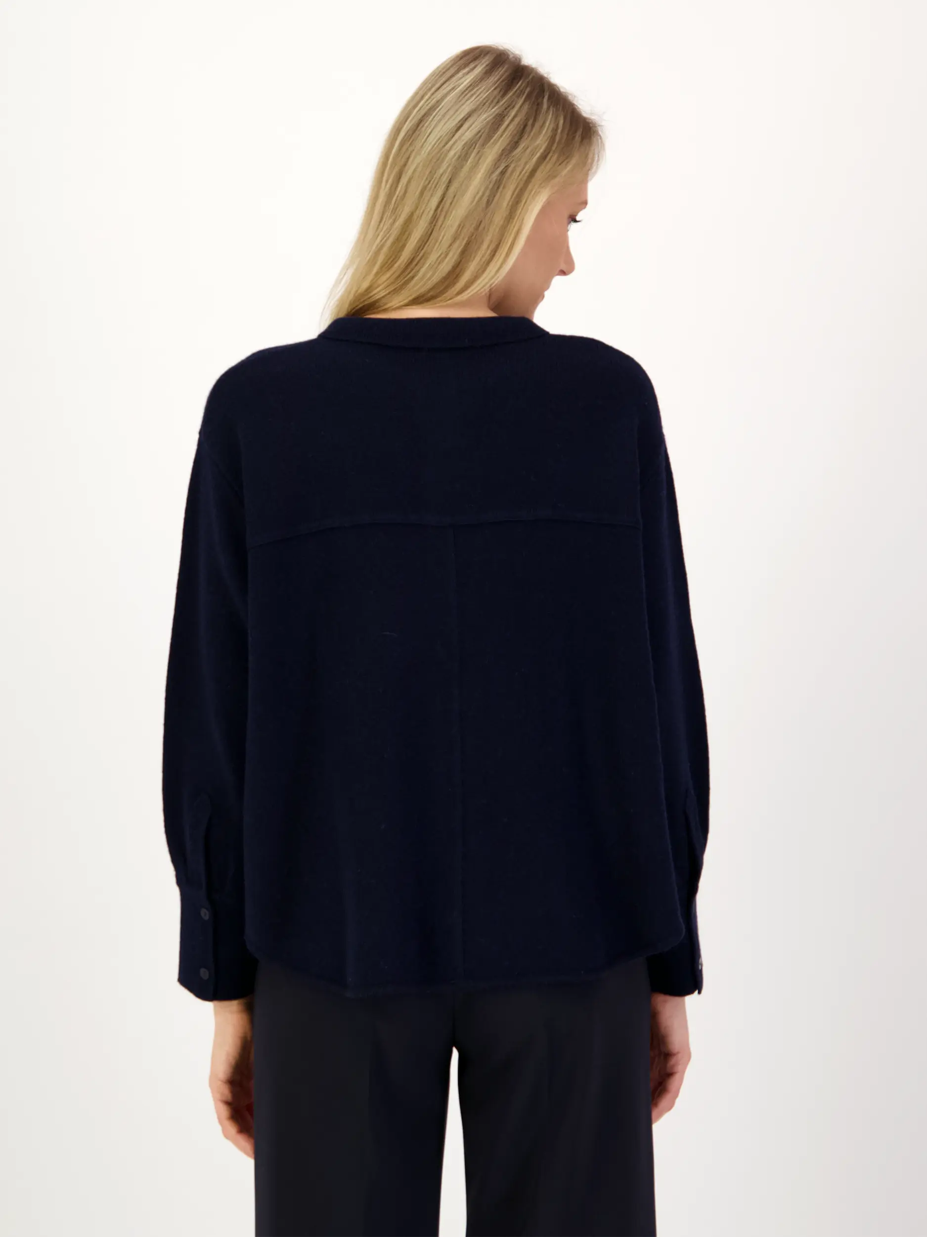 Strickjacke aus Kaschmir-Mix - Artikel Rückseite getragen von einem Modell - Farbe: Blau