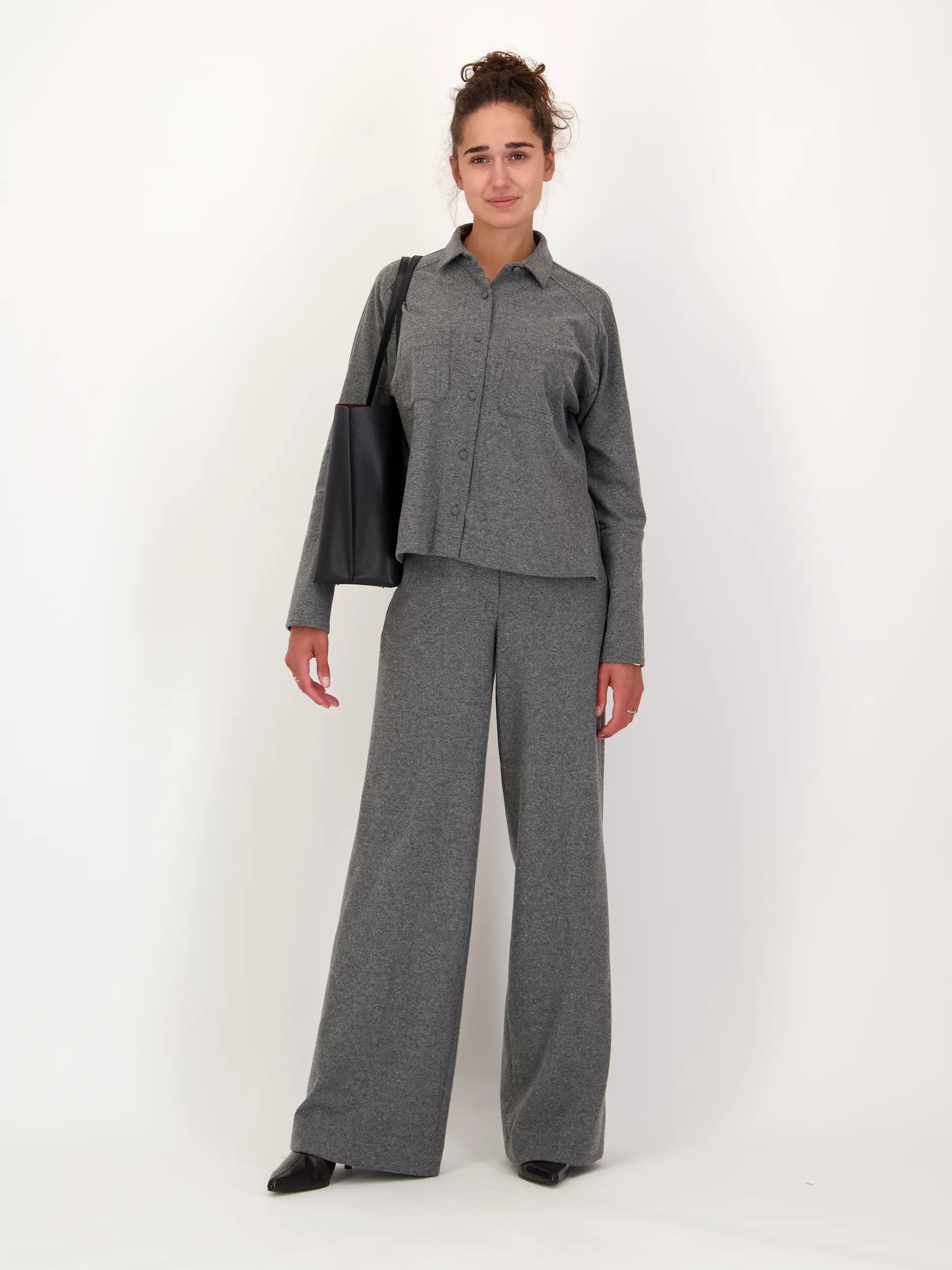 Wollhose - Artikel Teil eines Outfits getragen von einem Modell - Farbe: Grau