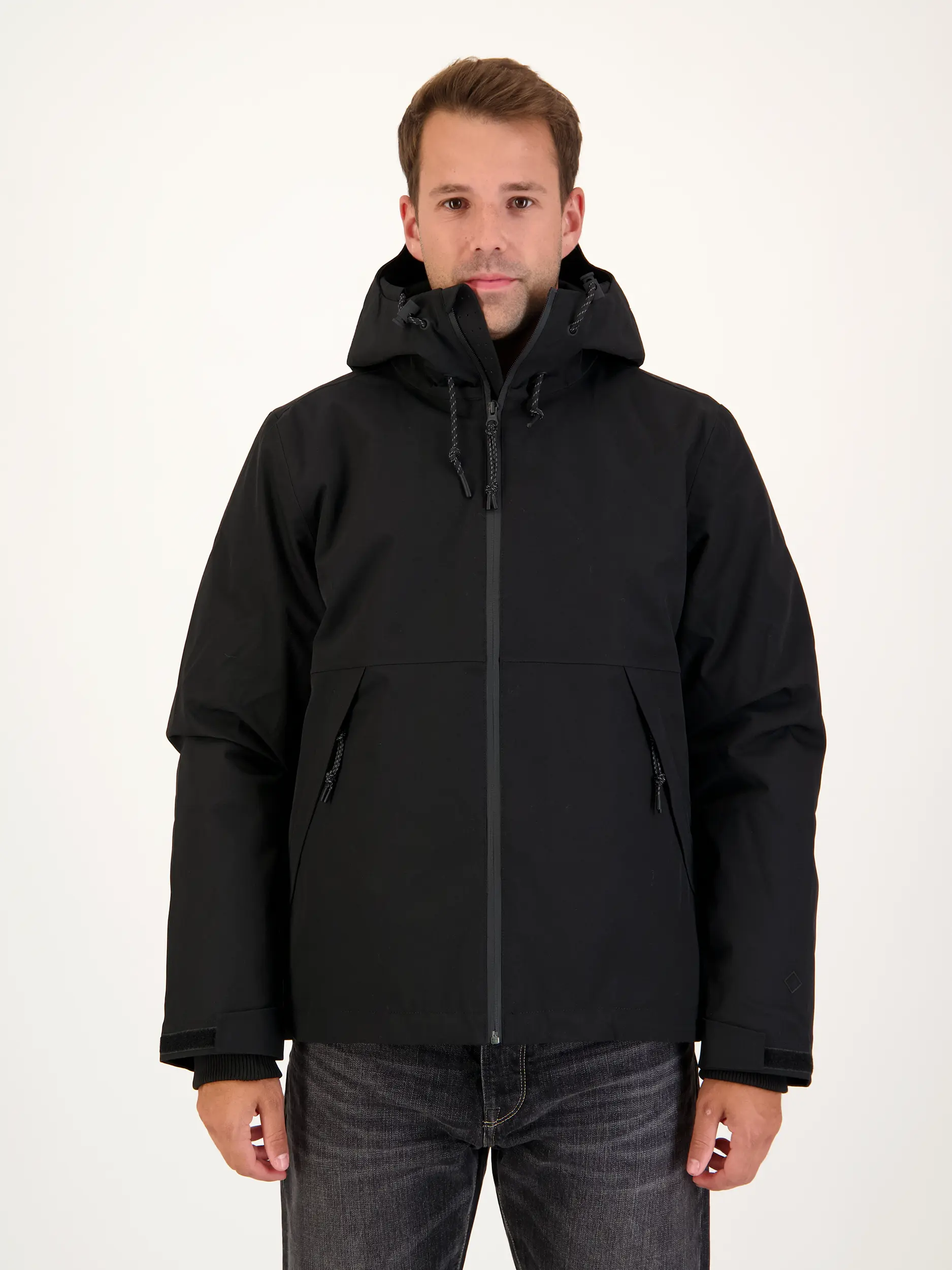 Wasserdichte Jacke 'Corentin' - Artikel Vorderseite getragen von einem Modell - Farbe: Schwarz