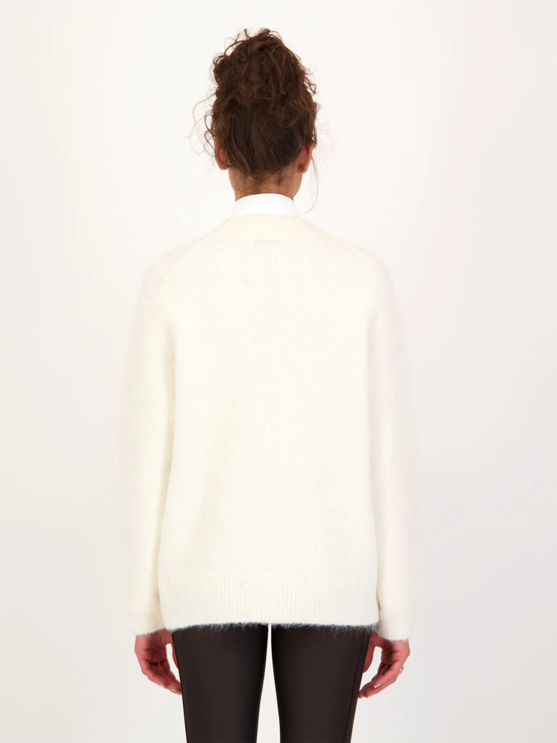 Strickjacke 'Loving Touch' aus Alpaka - Artikel Rückseite getragen von einem Modell - Farbe: Creme