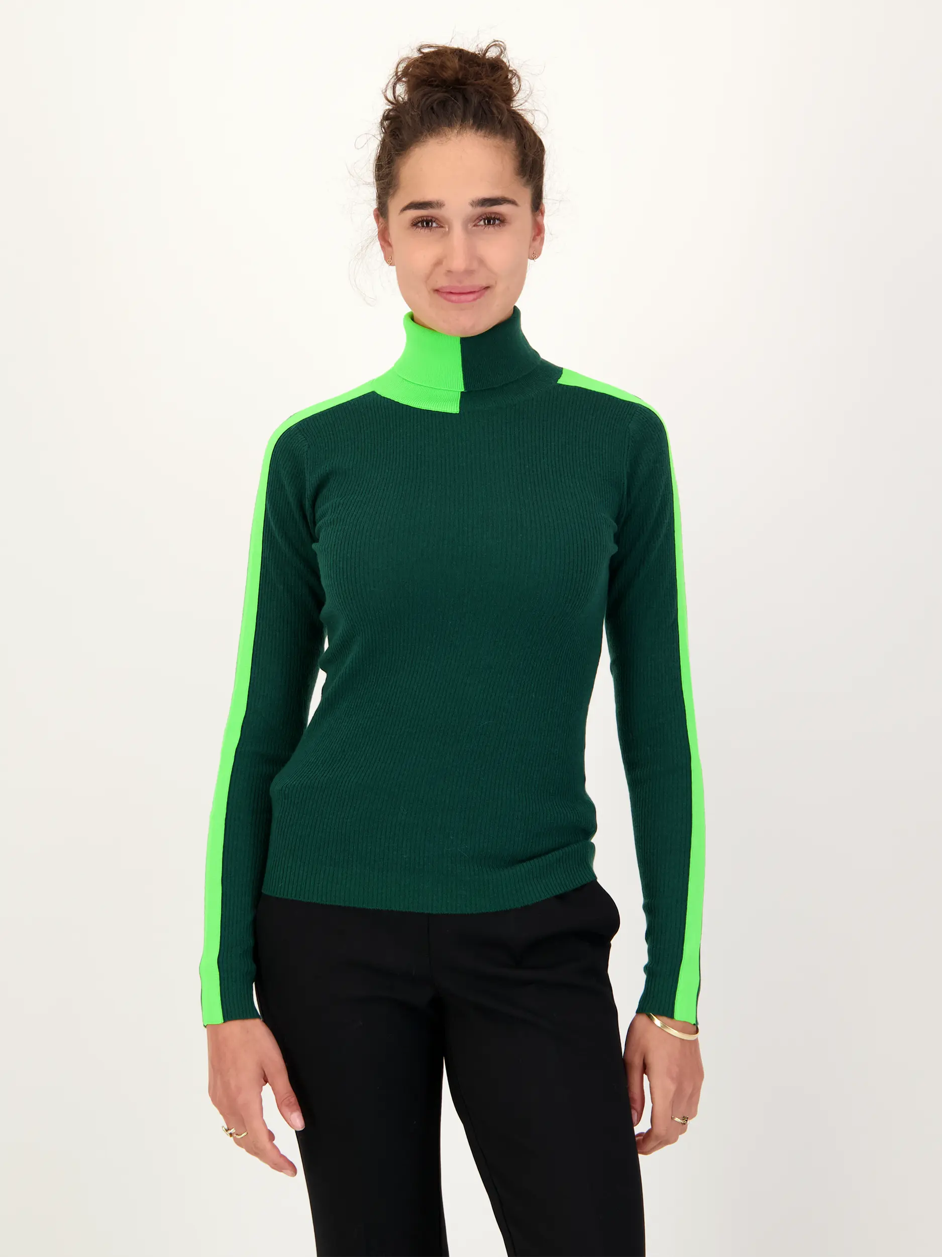 Langarmshirt 'Iffort' mit Tunnelneck - Artikel Vorderseite getragen von einem Modell - Farbe: Grün