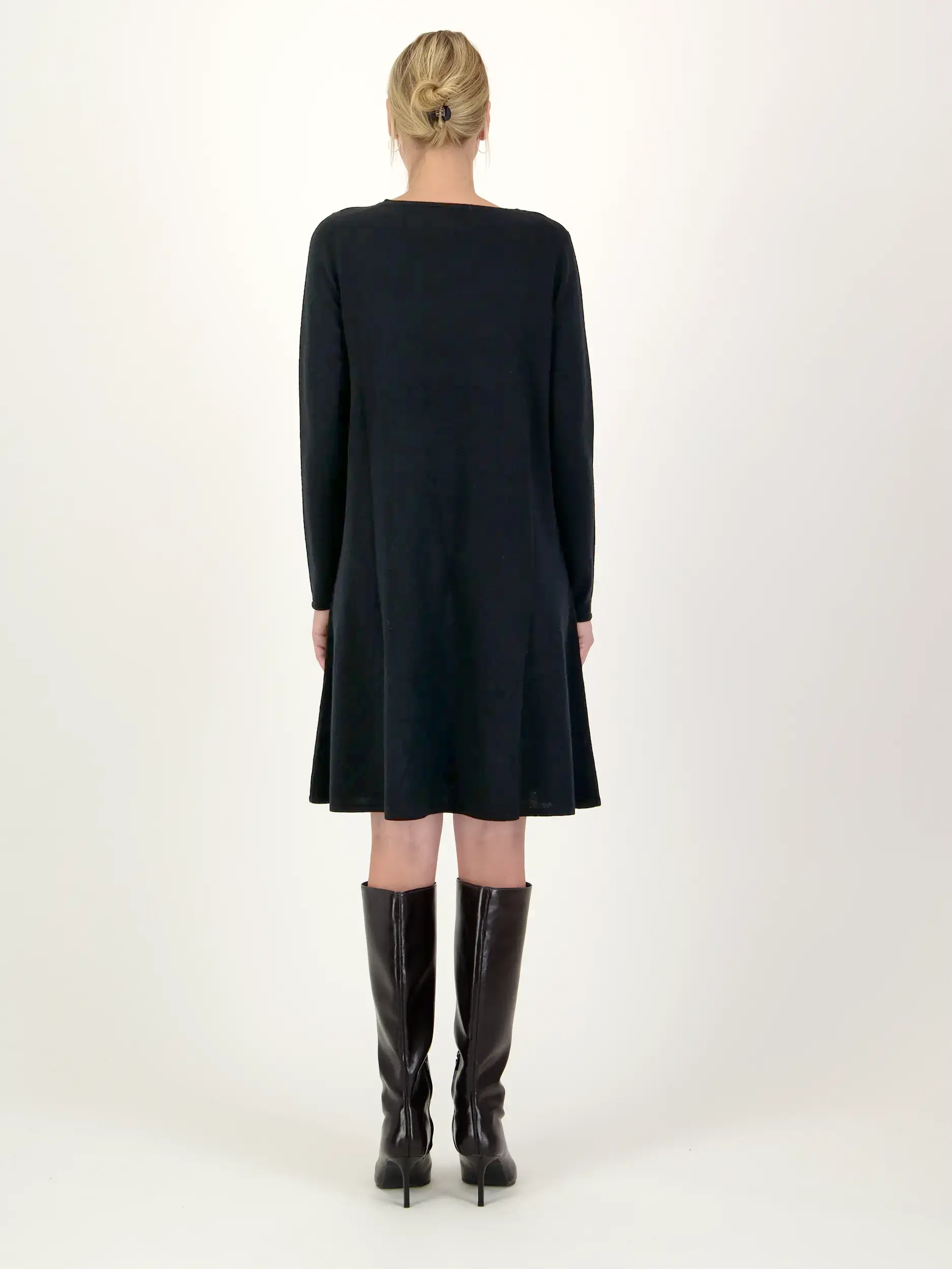 Midi Wollkleid langarm - Artikel Rückseite getragen von einem Modell - Farbe: Schwarz