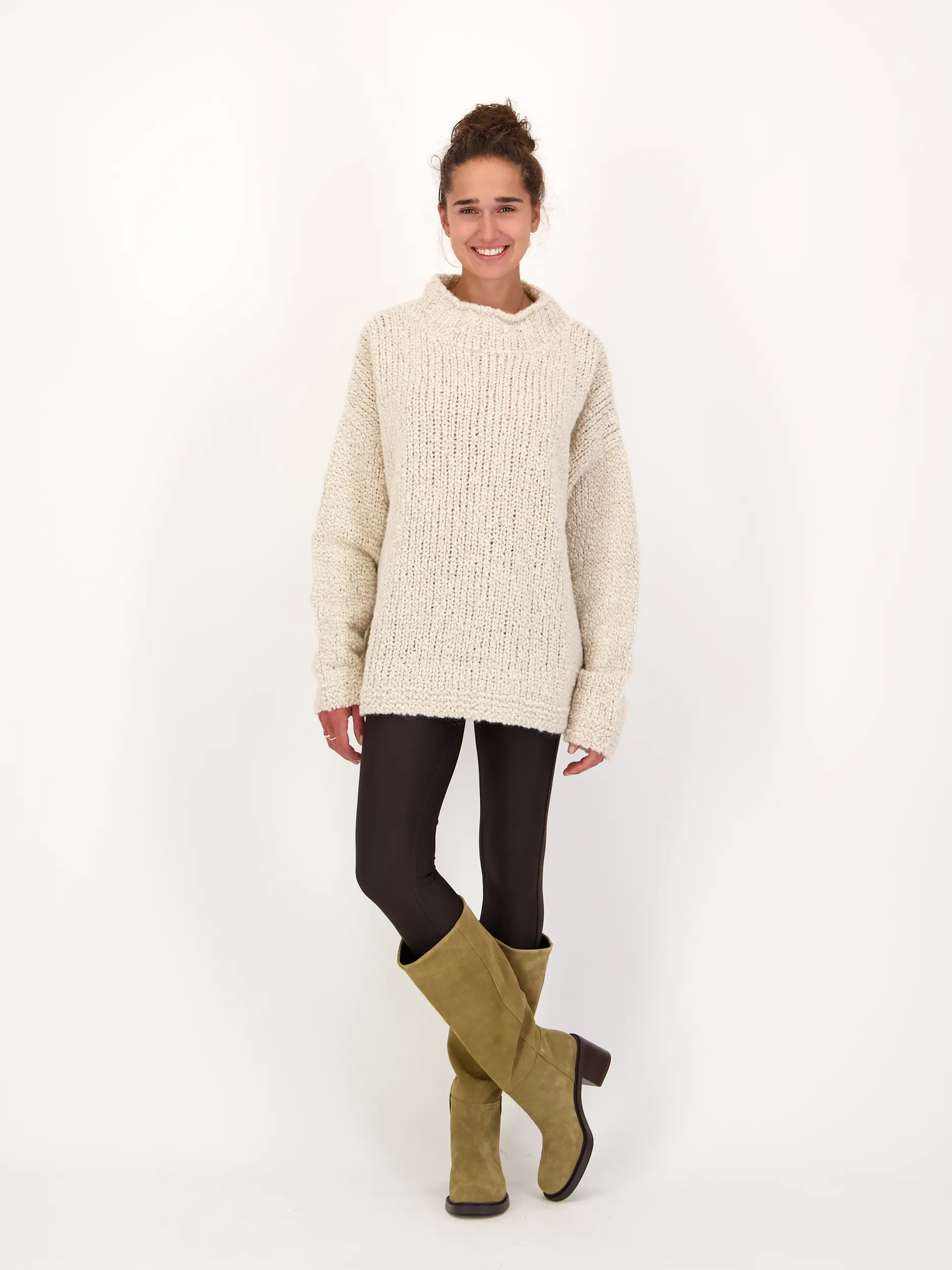 Pullover 'Granny' langarm - Artikel Teil eines Outfits getragen von einem Modell - Farbe: Creme