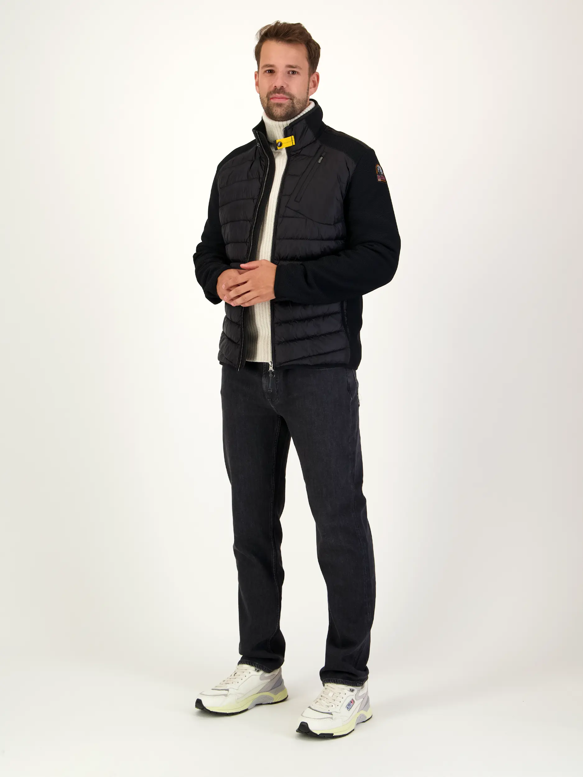 Wasserabweisende Daunenjacke 'Jayden' - Artikel Teil eines Outfits getragen von einem Modell - Farbe: Schwarz