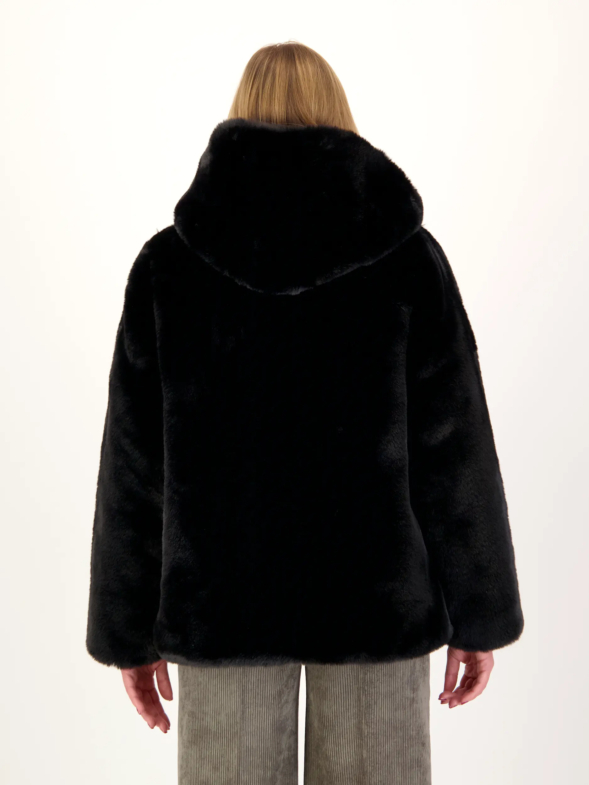 Jacke 'Katin' - Artikel Rückseite getragen von einem Modell - Farbe: Schwarz