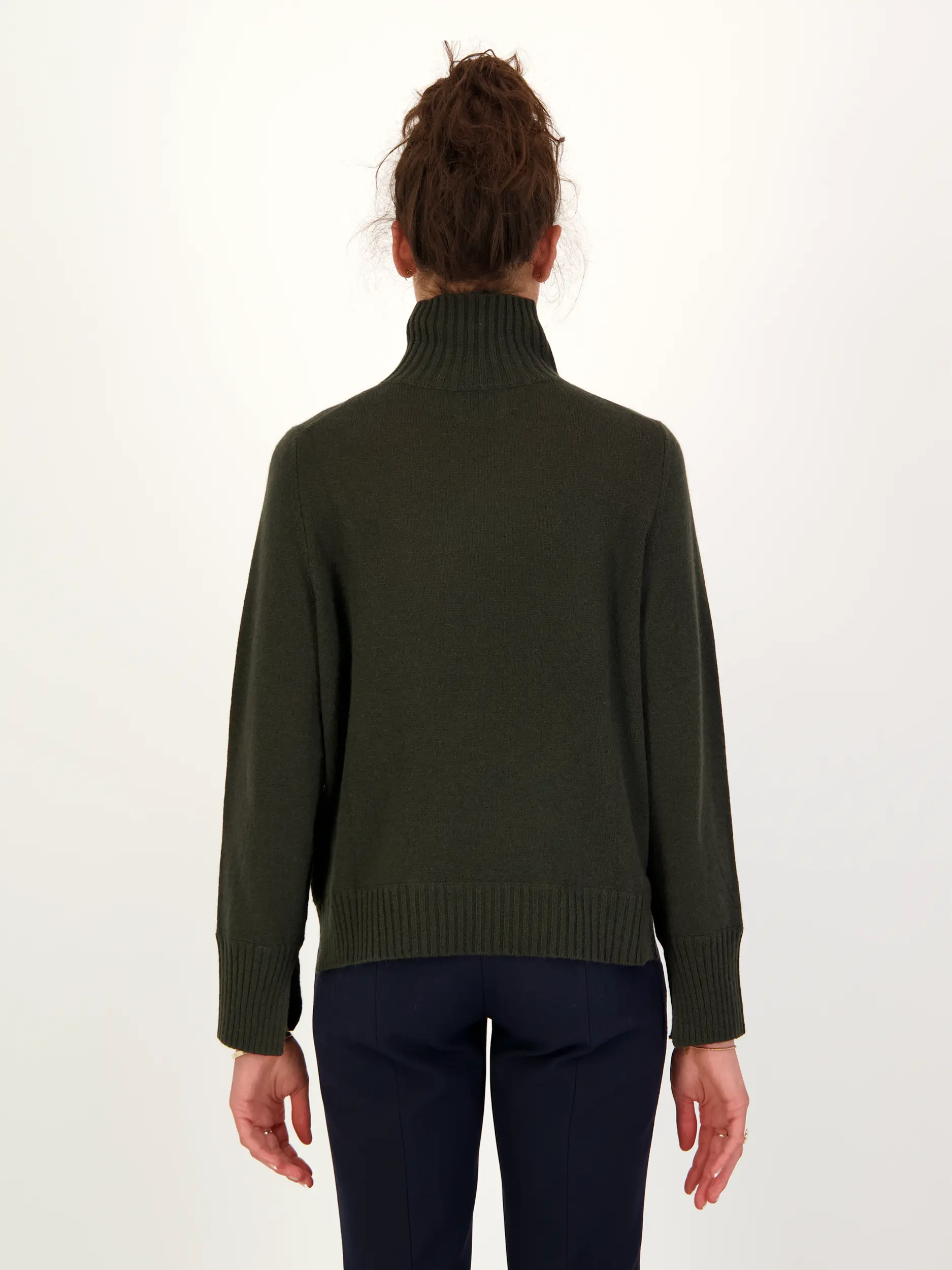 Pullover aus Kaschmir langarm - Artikel Rückseite getragen von einem Modell - Farbe: Grün