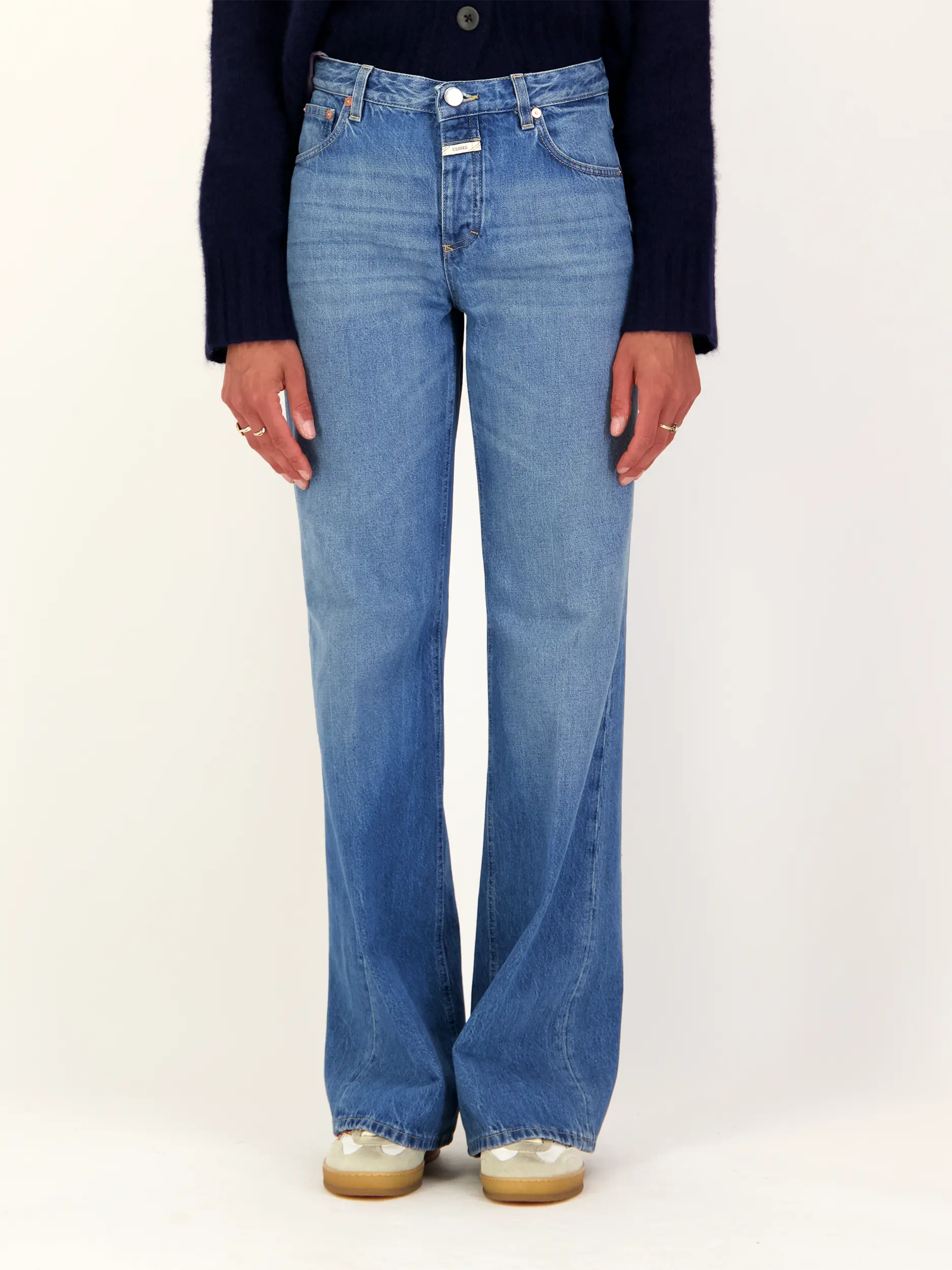 Mid Rise Flared Leg Jeans 'Gilan' - Artikel Vorderseite getragen von einem Modell