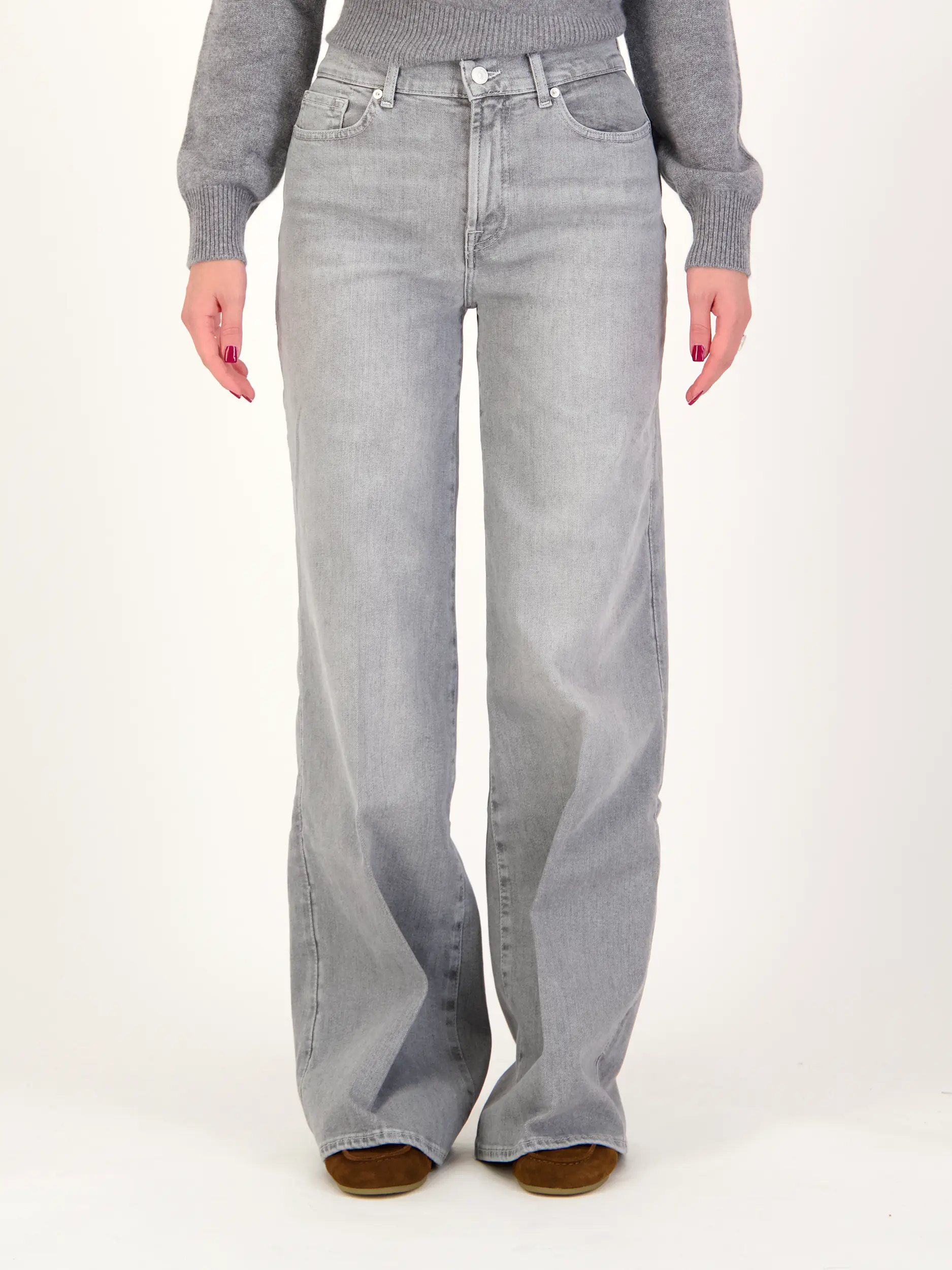 Mid Rise Flared Leg Jeans 'Lotta' - Artikel Vorderseite getragen von einem Modell - Farbe: Grau