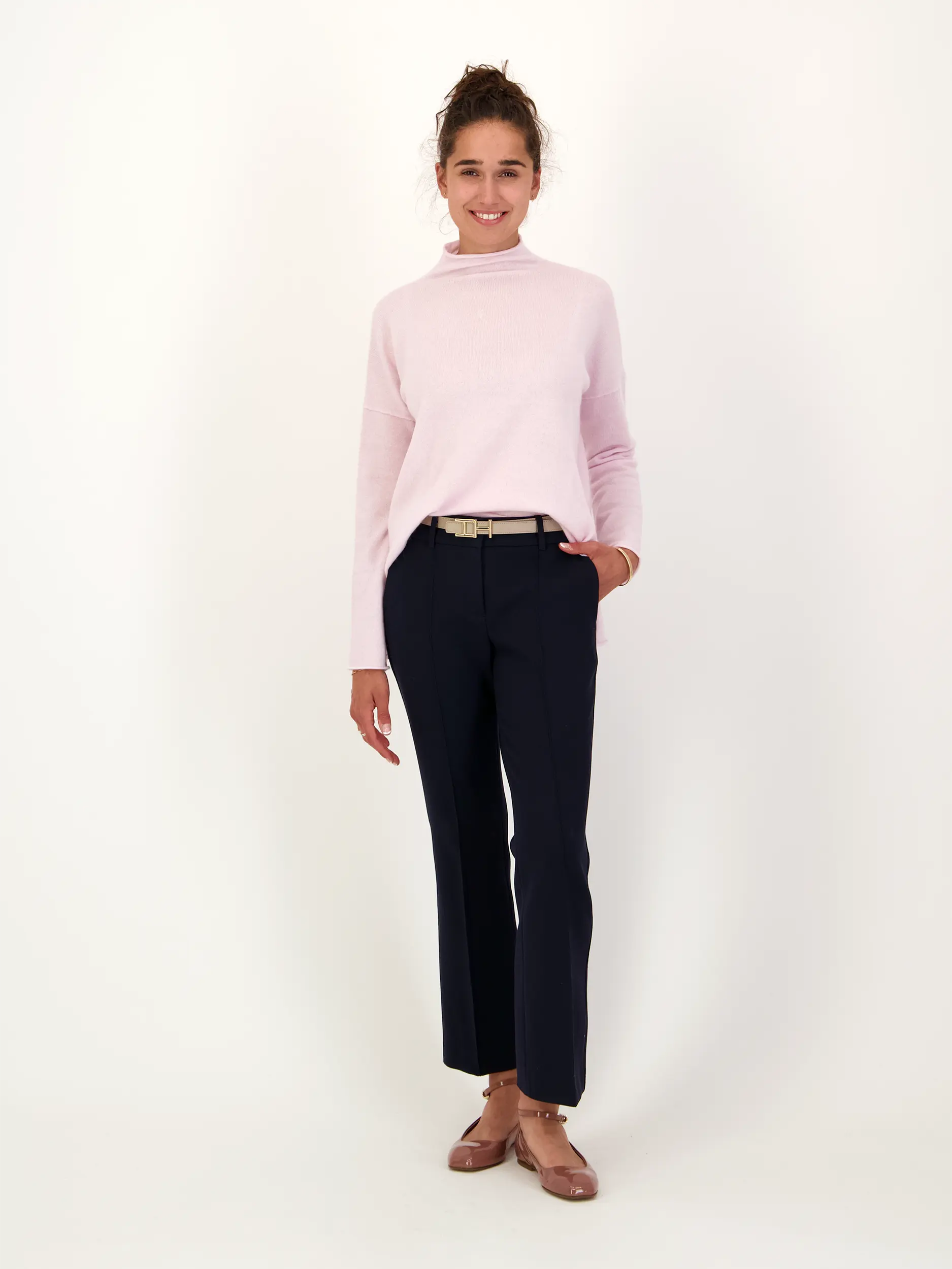 Pullover aus Kaschmir langarm - Artikel Teil eines Outfits getragen von einem Modell - Farbe: Rosa&Pink