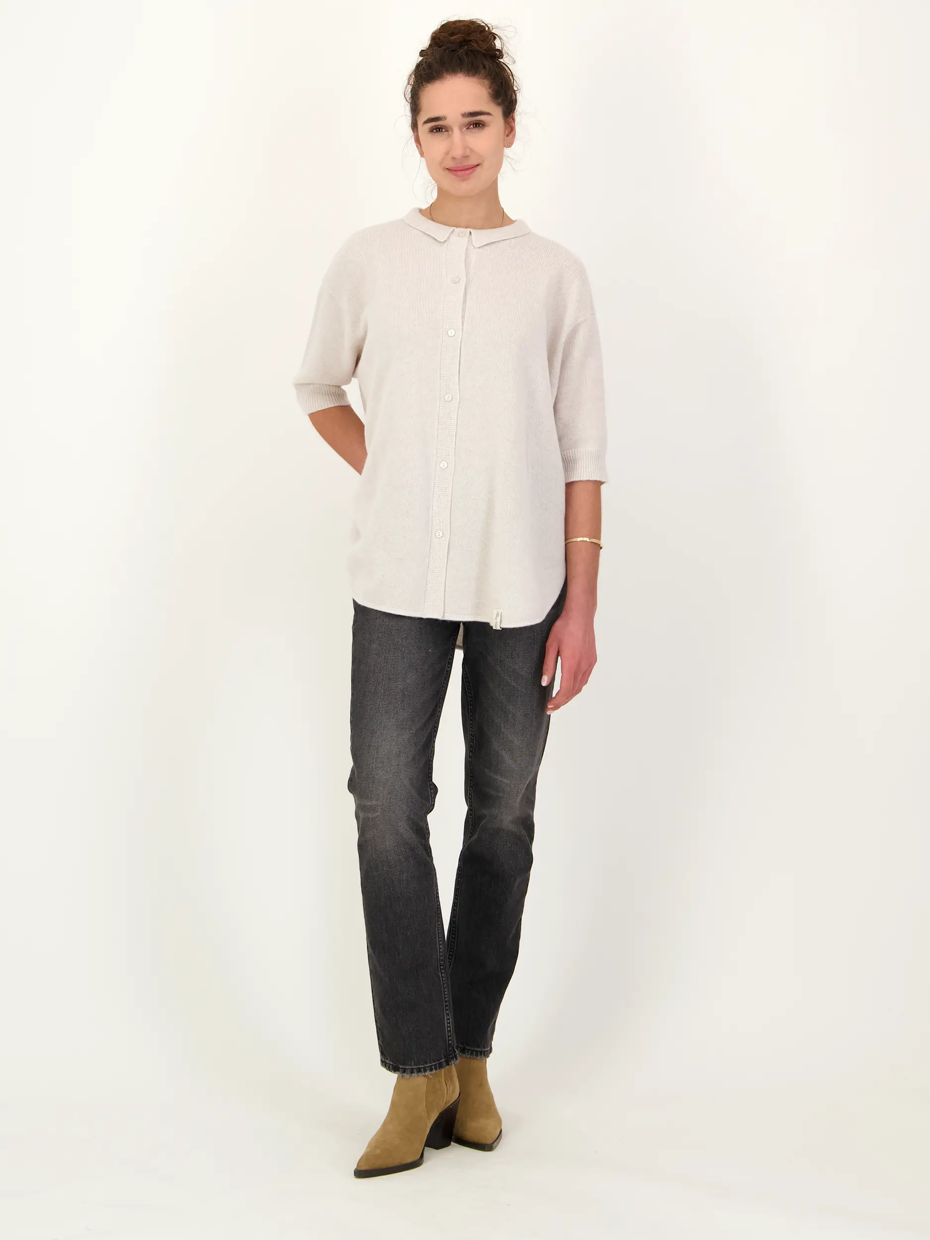 Strickjacke aus Kaschmir Mix - Artikel Teil eines Outfits getragen von einem Modell - Farbe: Beige