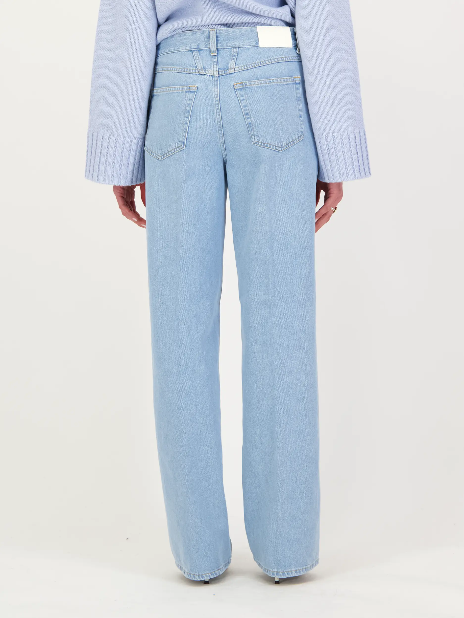 Mid Waist Wide Leg Jeans 'Nikka' - Artikel Rückseite getragen von einem Modell - Farbe: Blau