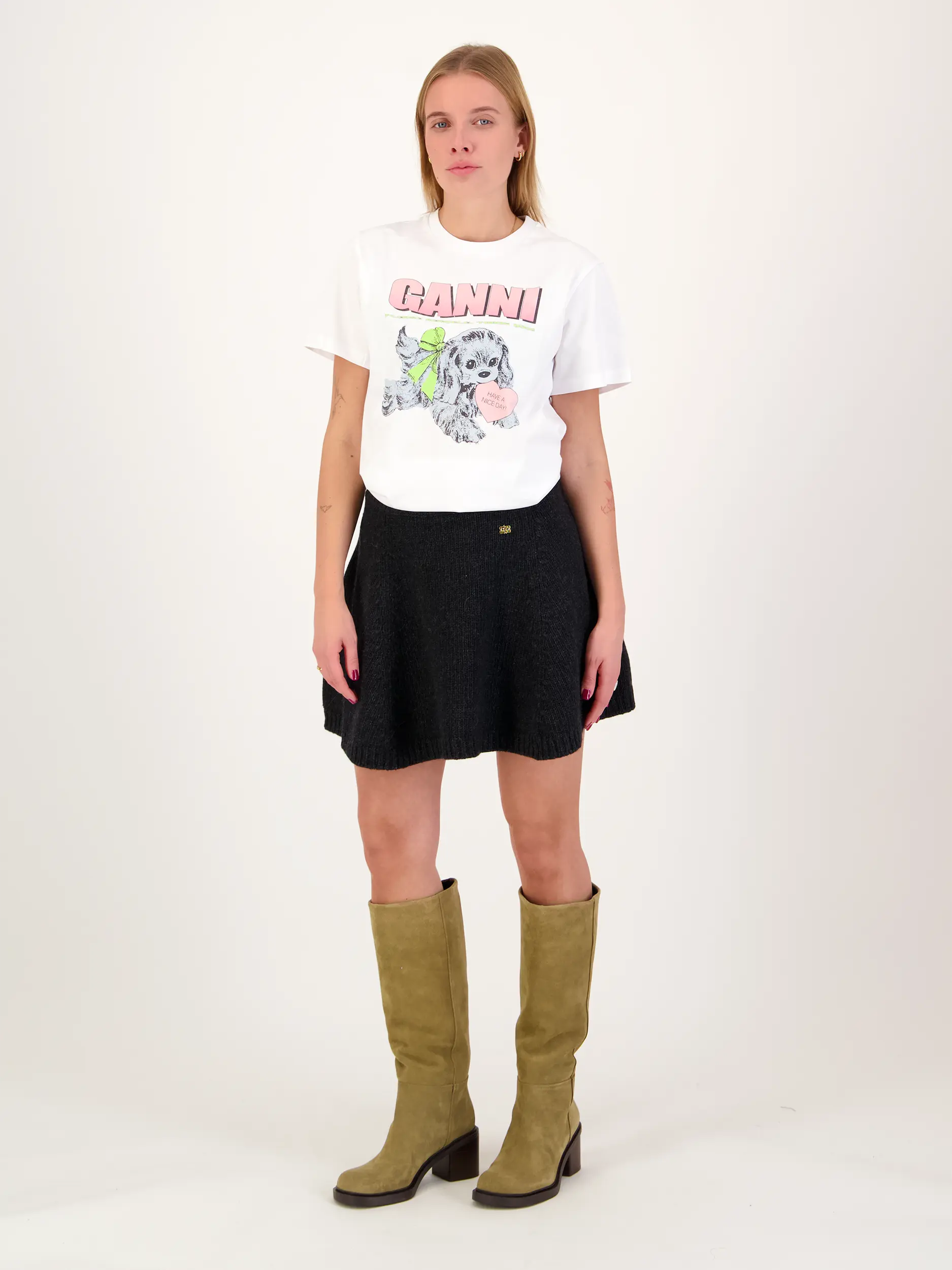 T-Shirt mit Logo-Print - Artikel Teil eines Outfits getragen von einem Modell - Farbe: Weiß