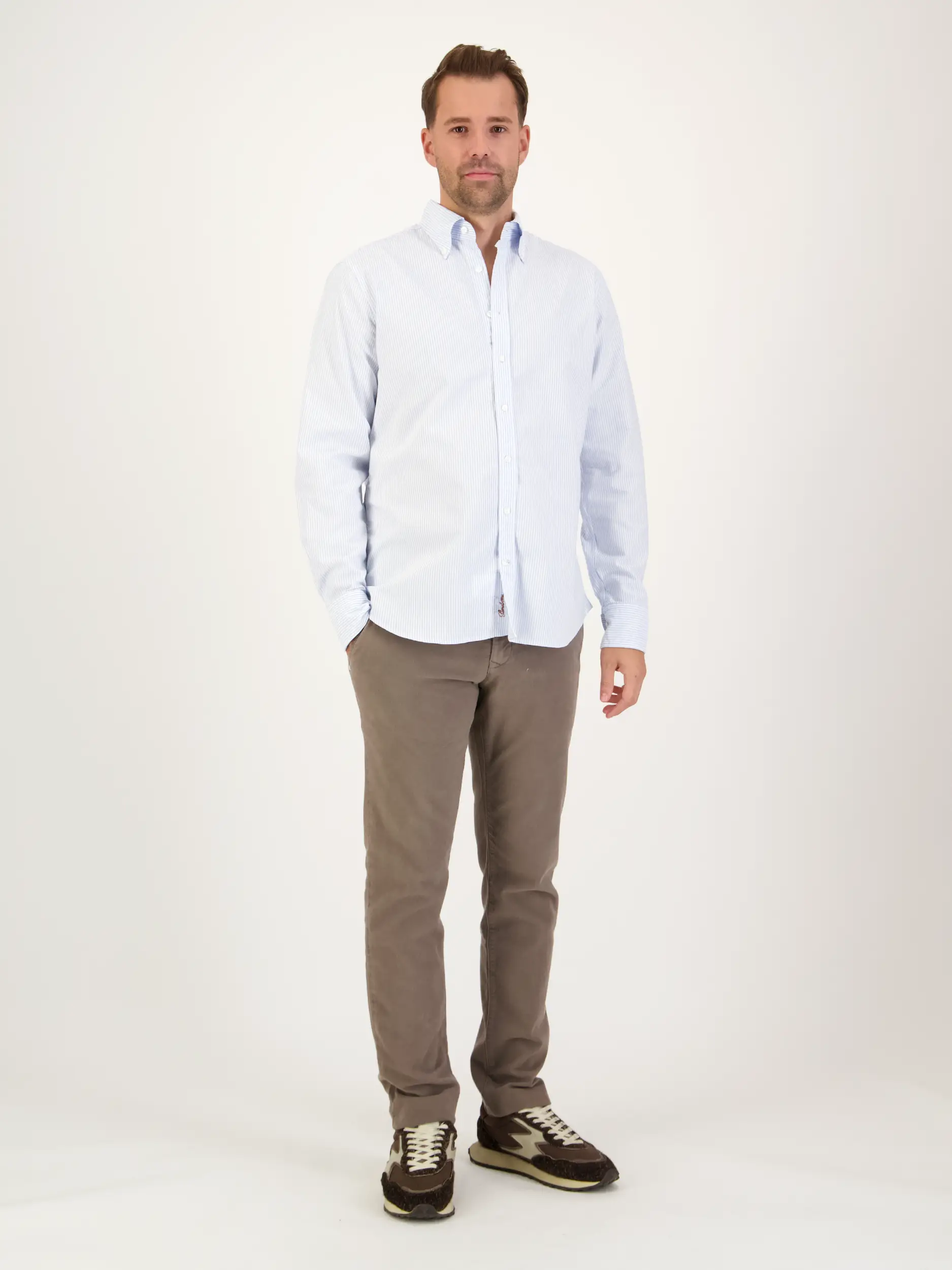 Gestreiftes Hemd mit Button-Down-Kragen langarm - Artikel Teil eines Outfits getragen von einem Modell - Farbe: Blau